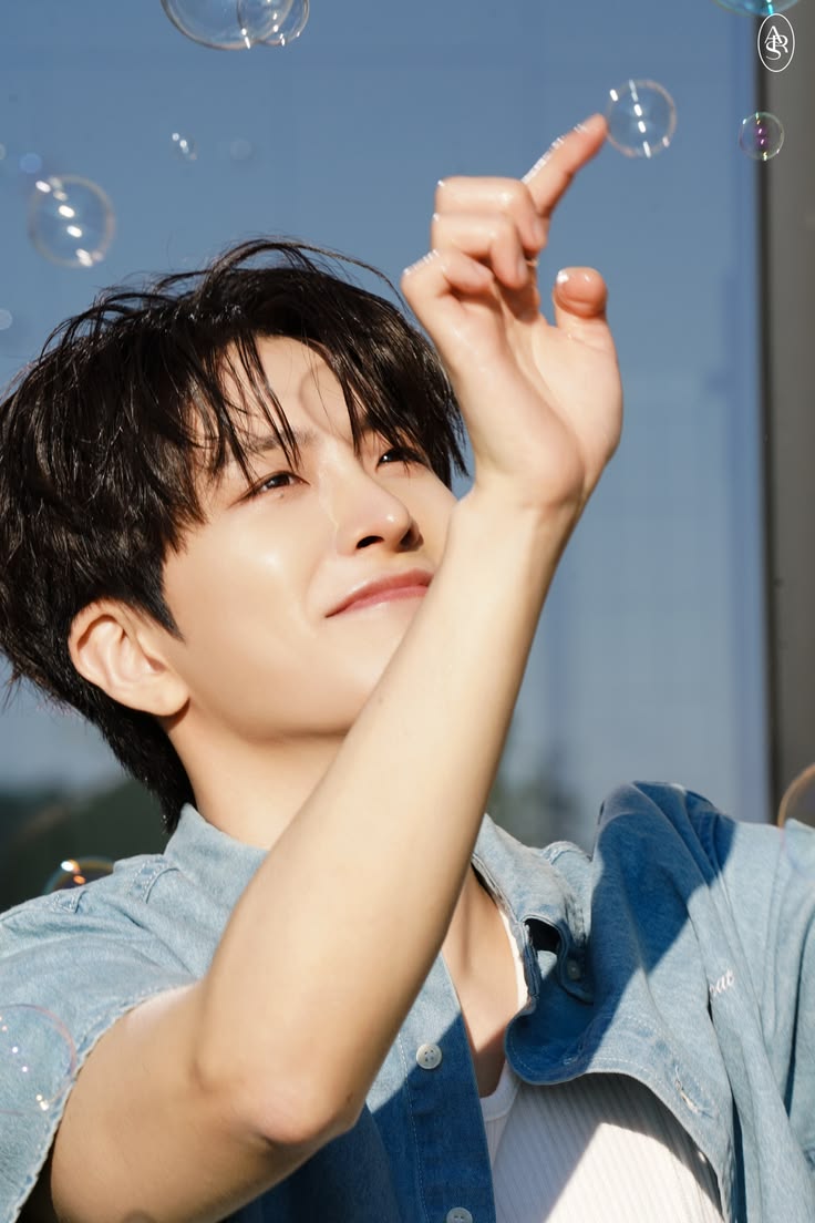 allabout_KieCYJ's tweet photo. [แปลไทย] 2026.06.28: Youngjae's story Challenge - D-214 - Youngjae's Space วันนี้จ้า @ChoiArs_YJ 

**แปลเฉพาะเนื้อหาสำคัญและแปลแบบคร่าวๆนะคะ ไม่ได้แปลถอดคำทุกอันน้า**

1. เริ่มสเปซมาด้วยการบอกว่า ตัวเองกำลังนั่งเหม่อ เพราะวันนี้เป็นวันสุดสัปดาห์นี่นาก็ต้องพักผ่อน ที่มาเปิดสเปซเพราะคิดถึงทุกคน

2. คือเหมือนยองแจยังงงๆกับระบบอยู่ในช่วงเปิดสเปซแรกๆ เนื่องจากน้องตั้งค่าเป็นภาษาญี่ปุ่นด้วยแหละเลยแบบงงๆนิดหน่อยตรงไหนยังไง

3. น้องบ่นว่า วันที่ 5 มีสอบจะทำยังไงดี มันจะโอเคใช่มั้ยแล้วบอกอีกว่า พอสอบแล้วจะไม่แตะหนังสืออีกไปเลย 1 สัปดาห์ น้องบอกพอต้องมาทำอะไรแบบนี้ก็รู้สึกว่า การเรียนภาษาต่างประเทศมันไม่ใช่เรื่องง่ายๆเลยจริงๆ แบบเหนื่อยจะตายอยู่แล้ว 

4. แฟนๆถามอีกว่าทำอะไรอยู่ ยองแจบอกว่า ก็อยู่เฉยๆ ตั้งใจอ่านหนังสือสอบภาษาญี่ปุ่น น้องบอกรู้สึกว่าตัวเองพัฒนาไปเยอะเหมือนกัน และนี่เป็นครั้งแรกเลยที่เรียนอะไรแบบจริงๆจังๆ น้องบอกไม่ได้จะอวดนะ แต่มันเป็นครั้งแรกเลยที่น้องเรียนแบบจริงจังจริงๆ แล้วก็บ่นอีกว่า ทำไมมันยากอย่างงี้นะ 

5. ช่วงนี้สิ่งที่ยองแจทำก็คือ ไปทำงาน ทำงานเสร็จก็อ่านหนังสือ ออกกำลังกายอะไรประมาณนี้

6. ช่วงที่น้องขึ้นสเปซ คอมเม้นท์ไม่ค่อยขึ้นไม่ค่อยอัพเดทเท่าไหร่ น้องก็พยายามถามตลอด พูดตลอดว่าต้องทำไง

7. ยองแจพูดเรื่องที่เพลงฮาจีมา กลายเป็นเทรนด์ช่วงนี้ น้องบอกจริงๆแล้วเพลงนี้มันก็ตั้ง 12 ปีมาแล้ว มันน่าสงสัยมากเลยว่า ทำไมตอนนี้ผู้คนถึงกลับมาชอบเพลงนี้อีก ทำไมจู่ๆมันถึงกลับมาเป็นไวรัลอีกครั้ง แล้วก็ขอบคุณทุกคนมากๆจริงๆ มันเป็นเรื่องที่ทำให้ยองแจมีความสุขมากๆ ถ้าทุกเพลงกลายเป็นไวรัลได้ ก็จะดีมากๆเลย ยังไงก็ช่วยทำให้เพลงอื่นๆของ GOT7 เป็นไวรัลด้วยน้า

8. เรื่องที่รุ่นน้องไอดอลเอาเพลงของ GOT7 มาเต้น น้องบอกว่า ถ้ามีใครซักคนร้องเพลงของพวกเรา หรือเต้นเพลงของพวกเรา มันก็เป็นเรื่องที่ดีอยู่แล้ว และก็ขอบคุณจริงๆ มันเป็นเรื่องที่ค่อนข้างมีความสุขเลยสำหรับยองแจ 

9. เรื่องออกมาเต้นชาเลนจ์เพลง GOT7 ด้วยตัวเอง ยองแจบอกว่า เพราะตัวเองไม่สามารถทำได้ ก็เลยรู้สึกเสียดายนิดหน่อย ถ้าทำได้ก็คงจะดี แต่ตอนนี้มันทำไม่ได้ ก็ต้องอดทนกันไป เพราะฉะนั้น เวอชั่น 2026 ของยองแจก็จะไม่มีนะ ยองแจก็หวังว่าชาแลนจ์อันนี้มันจะอยู่ไปจนถึงตัวเองปลดประจำการ ขอร้องให้กระแสไวรัลชาแลนจ์วงอันนี้ช่วยรอยองแจอีกหน่อย 

10. แฟนคลับก็บอกน้องว่า กระแส GOT7 ต้องอยู่ตลอดไปสิ ยองแจเลยบอก ใช่ อยู่ตลอดไปเลยนะ GOT7

11. แฟนๆถามว่าตอนนี้ฟังภาษาญี่ปุ่นออกหมดแล้วหรอ ยองแจบอกว่า พอเดามั่วๆให้ถูกได้บ้าง ระดับนึง แต่ไม่ได้ถึงกับฟังได้ชัดเจนมาก 

12. แฟนๆถาม คอนเสิร์ตของแจบอมเป็นยังไงบ้าง ยองแจบอกว่า สนุกครับ คอนเสิร์ตพี่เขายังไงก็สนุกอยู่แล้ว แต่ความรู้สึกของยองแจคือ เพียงเพราะทำได้แค่เป็นคนดู ก็เลย รู้สึกขมๆเศร้าๆ แต่ยังไงก็แล้วแต่มันสนุกมากๆ

13. แฟนคลับบอกให้ส่งรูปเซลฟี่ให้ดูหน่อย ยองแจบอกว่า "ผมกำลังพยายามปิดบังอย่างเอาเป็นเอาตายเลย เพราะว่าที่ผมอ้วนขึ้นเนี้ย มันคือเรื่องจริงครับ ก็เลยต้องระวังตัวเอาไว้ก่อน เพราะงั้น ผมก็เลยมาทักทายทุกคนแค่เสียง ไว้ผมลด นน ลงอีกซักหน่อย พอถึงตอนที่รู้สึกว่าน่าจะดูโอเคแล้ว ถึงตอนนั้นผมค่อยเปิดให้ดูซักนิดนึงแล้วกันนะครับ"

14. ส่วนเรื่องหนวด คงไม่ขึ้นแล้วเพราะกำจัดหมดไปแล้วคงไม่ขึ้นตลอดชีวิตแล้วหล่ะ ยองแจบอกไม่อยากให้ขนขึ้นไม่ว่าจะตรงไหนก็ตาม เพราะมันน่ารำคาญ และไม่รู้สึกว่ามันคือสิ่งที่จำเป็นต้องมี มีไปทำไมกันนะ 

15. ส่วนเรื่องลด นน ยองแจกำลังค่อยๆลด ลดมาได้นิดนึงแล้ว 

16. แฟนๆถามมีแพลนลาพักร้อนไว้บ้างมั้ย ยองแจบอกว่า ไม่มี

17. ยองแจบอกอยากรีบๆสอบให้เสร็จ ถ้าสอบเสร็จ ทั้งสัปดาห์ก็จะอยู่ไปแบบเรื่อยเปื่อย นอนเหม่ออย่างเดียวพอ

18. ยองแจย้ำว่าตัวเองสบายดี และต้องสบายดีให้ได้เท่านั้น พยายามอดทนอย่างดี กำลังตั้งใจทำอย่างเต็มที่ ทั้งตั้งใจเรียน ตั้งใจออกกำลังกาย ตั้งใจเล่นเปียโน และรู้สึกว่าตอนนี้ตัวเองขยันกว่าที่คิด แต่ใดๆก็มีช่วงเวลาที่พักผ่อนเยอะเหมือนกัน

19. จริงๆยองแจไม่ได้ออกกำลังกายทุกวัน ตอนนี้ออกกำลังกายอย่างน้อยสัปดาห์ละ 3 ครั้ง และเพราะช่วงนี้ตั้งใจจะลด นน ก็เลยทำคาร์ดิโอตอนช่วงเช้าที่ท้องว่างนิดหน่อย 

20. แฟนคลับบอกว่า อย่าตัดผมนะ น้องบอกยังไงก็ต้องตัดทีหลังอยู่ดี ที่ไว้ยาวคือ ไม่คิดว่าจะต้องหล่อดูดีให้ใครดู แล้วอีกอย่างก็เสียดายเงินด้วย แล้วก็ถามกลับว่าความคิดตัวเองสุดโต่งไปหน่อยมั้ยนะ แต่ใดๆ ผมของยองแจยังมัดไม่ได้ หรือไม่ก็อาจจะเป็นเพราะว่ามัดไม่เป็นด้วย แต่ช่วงนี้ก็รู้สึกอยากตัดอยู่เหมือนกัน แล้วก็คิดด้วยว่า ถ้าไม่ไว้ผมยาวตอนนี้ แล้วจะได้ไว้อีกทีตอนไหน มีคนถามว่า ไว้ยาวแบบนั้นข้างหลังไม่ร้อนหรอ ยองแจบอกร้อน จนอยากจะเอากรรไกรมาตัดผมตัวเองแล้วเนี้ย แต่ก็ยังอดทนอยู่ 

21. แฟนๆถามว่า เก่งเปียโนขึ้นเยอะมั้ย ยองแจเล่าว่า ครูที่สอนบอกว่ายองแจเก่งขึ้นเยอะ แต่ต้องตั้งใจให้มากกว่านี้

22. ยองแจบอกว่า หน้าร้อนปีนี้ ถ้าออกไปข้างนอกก็คือตาย อยากอยู่บ้านเย็นๆแล้วสนุกไปกับมัน

23. พอถูกถามว่า คำภาษาญี่ปุ่นที่ชอบที่สุดคือคำไหน ยองแจบอกว่า จริงๆก็ไม่มีคำไหนเป็นพิเศษ แต่หวังว่าคำภาษาญี่ปุ่นทั้งหมด แค่ตัวเองได้เห็นเพียงครั้งเดียวแล้วจำได้ทั้งหมดก็คงจะดี ตอนนี้ยังไม่ค่อยมีคำที่ชอบอะไรแบบนั้น แค่อยากเห็นปุ๊บแล้วจำได้ทั้งหมดเลย เมื่อก่อนคิดว่าตัวเองท่องได้แล้วนะ แต่พอกลับมาดูอีกทีก็นั่นแหละ

24. สิ่งที่รู้สึกตอนเรียนภาษาญี่ปุ่นก็คือ ช่วงนี้ตัวเองเรียนเยอะมากจริงๆ ซึ่งในวินาทีที่คิดแบบนั้น พอเปิดหน้าถัดไป ก็กลายเป็นว่า ทำไมมีแต่คำศัพท์ใหม่ๆเต็มไปหมดเลย? มันทำให้รู้สึกน้ำตาจะไหล 5555555 ทุกครั้งที่คิดว่า ฉันทำได้ดีขึ้นนิดนึงนะ พอพลิกไปหน้าถัดไป ก็กลายเป็นคำใหม่หมดเลยทันที และตอนนี้ก็กำลังท่องตัวคันจิอยู่

25. เรื่องฟุตบอล ยองแจบอกว่า ก็เป็นไปด้วยดีแล้วแหละ รักเกาหลีใต้ครับ

26. ช่วงนี้เพลงที่ยองแจชอบฟังคือ Bruno Mars - Cha Cha Cha แล้วก็เพลง Lady - Yonezu Kenshi

27. ยองแจบอก Bruno Mars ไม่ได้มาเกาหลี เศร้าเลย ยองแจยังคงชอบ Bruno Mars อยู่และชอบมาตลอด Bruno Mars คือเท่มากๆ

28. แล้วก็ยองแจมีคุยเรื่องคำศัพท์ภาษาญี่ปุ่น เช่น มีเรื่องคำว่า "เรียนรู้ - 배우다" ญี่ปุ่นก็จะมีคำว่า 学ぶ (มานาบุ - เรียนรู้แบบทำความเข้าใจ) และก็ 覚える (โอเบรุ - เรียนแบบท่องจำ + ฝึก) คือเหมือนยองแจรู้แค่คำว่า มานาบุ แต่แฟนๆก็มาแนะนำว่ามีคำว่า โอเบรุ ด้วย ที่ใช้กับการเรียนภาษา

29. แฟนๆถามว่ากินข้าวหรือยัง น้องบอกเดี๋ยวต้องกินข้าวแล้วหล่ะ แล้วก็ให้แฟนๆช่วยแนะนำเมนู แฟนๆแนะนำ กุกบับ ข้าวผัดกิมจิ ซัมกยอบซัล น้องบอกมันดีหมดเลยอ่ะ เพราะทั้งหมดคือความสุข

30. แฟนคลับคนนึง ขอให้ยองแจช่วยอวยพรให้ความฝันที่จะได้เจอจินยองเป็นความจริง ยองแจบอกว่า ผมขออวยพรให้นะครับ

31. แจบอมบอกว่ากล้ามแขนยองแจใหญ่ ยองแจบ่นว่า มันก็ใหญ่ขึ้นจริงๆแหละ แต่ปัญหาคือมันไม่ได้ใหญ่แค่แขน แต่มันใหญ่ขึ้นทั้งตัว

32. ยองแจยังคงบ่นเรื่องคอมเมนต์ใหม่ๆไม่ค่อยขึ้น คอมเมนต์มันมีภาษาญี่ปุ่น และก็ยังมีภาษาเกาหลี และอื่นๆออกมาอยู่ แต่โดยรวมการตั้งค่ามันเป็นญี่ปุ่น เลยไม่รู้ว่าระบบมันมีเกณฑ์อะไรยังไง

33. แฟนๆขอให้เล่นเปียโนให้ฟัง ยองแจเลยเลือกเพลง 흔들린다 - TAEIL เป็นเพลงที่ยองแจชอบและเพิ่งฝึกได้ไม่นานนี้ แล้วน้องก็เล่นให้ฟัง แล้วก็มีเล่นเพลง Lady ไปอีกนิดนึงเป็นท่อนต้นๆ

34. ยองบอกว่าตอนนี้กำลังตัดสินใจอยู่ว่าจะเปลี่ยนเครื่องปริ้นท์ดีมั้ย เวลาปริ้นท์ออกมามันแปลกๆ สีเพี้ยนไปหมด มันออกมาไม่สวย จางๆเบลอๆ เหมือนหมึกหมดแต่ก็ไม่หมด แฟนคลับเลยแนะนำให้ ทำความสะอาดฟิลเตอร์ แต่ยองแจไม่เคยทำเลย เลยคิดว่าจะเรียกช่างมาดูซักครั้ง แต่จริงๆเครื่องนี้ก็ใช้มานานมากๆแล้วเลยไม่รู้ว่า ปกติเครื่องนึงมันใช้ได้กี่ปี ยองแจเพิ่งจะใช้มา 4 ปี ยองแจรู้สึกว่า มันใช้งานได้น้อยไปหน่อยมั้ยนะ  ถึงแม้ไม่ใช่ว่ามันจะปริ้นท์ไม่ออก แต่ไม่นานมานี้ยองแจมาใช้ปริ้นท์ตั๋ว แต่หน้าคนกลายเป็นรูปเขียวๆฟ้าๆ ยังไงก็เดี๋ยวค่อยดูเรื่องทำความสะอาดฟิลเตอร์แล้วกัน

35. แล้วน้องก็บอกลาเพื่อไปสั่งอาหารในแอพ และไปกินข้าวก่อน และจะมาบอกว่าอีกทีว่ากินอะไร แล้วก็บอกทุกคนว่า ดูแลตัวเอง กินมื้อเย็นกันด้วย 

36. ยองแจบอกว่าจะพยายามมาบ่อยๆ จริงๆก็อยากมาบ่อยๆ แต่ทุกคนเข้าใจใช่มั้ย มันแบบว่า… เพราะแบบนั้นแหละ

37. จบด้วยบอกว่า รอวันที่พวกเราจะได้สนุกด้วยกันอีกครั้ง ขอให้ทุกคนกินข้าวให้ดี รักษาสุขภาพ ที่ไหนอากาศร้อนก็ระวังร้อน ที่ไหนอากาศหนาวก็ระวังหนาว และรักทุกคนค้าบ 

#Youngjae