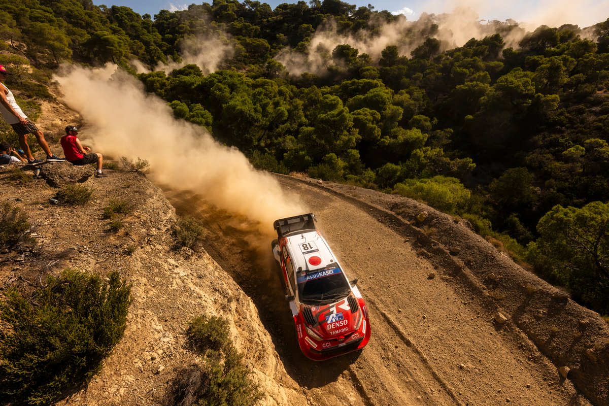 redbullmotorJP's tweet photo. 【アクロポリス・ラリー・ギリシャ🇬🇷】
仲間やライバルにアクシデントが多発する中、
完璧なリスクマネジメントで
@TakamotoKatsuta が総合3位を獲得！🏆🪽

首位エルフィン・エバンスとの差を7ポイントまで縮め、
年間タイトル争いはさらに熱くなってきた👀✨

勝田選手、表彰台おめでとうッーーーー👏🔥
#RedBull #翼をさずける #WRC #AcropolisRally