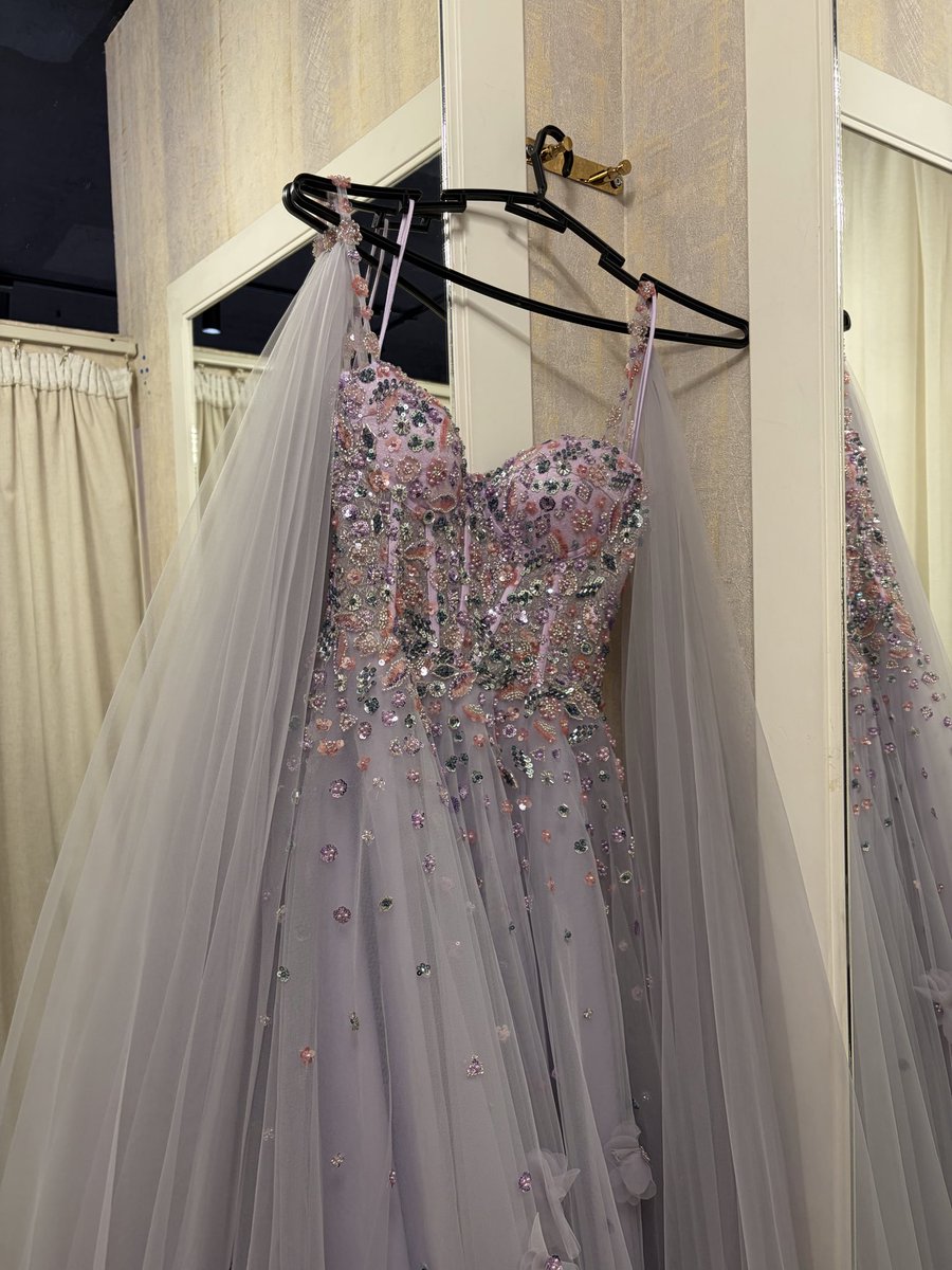 be0_24's tweet photo. Looking for a special dress for a special girl 🙈💕 https://t.co/VZkRPkUn4X