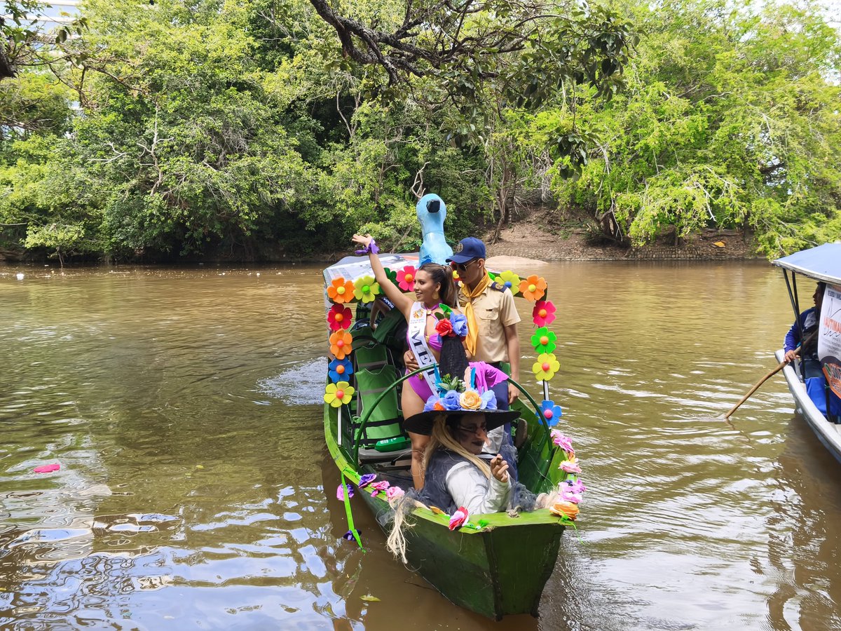 LAFM1150Neiva's tweet photo. Con éxito se realizó el #desfile acuático por las aguas del río Magdalena en #Neiva. Las 22 candidatas que participan al Reinado Nacional del #Bambuco 2026 iban acompañadas en su canoas por personajes representantivos de mitos y leyendas del #Huila. https://t.co/2vTkSxY4ET