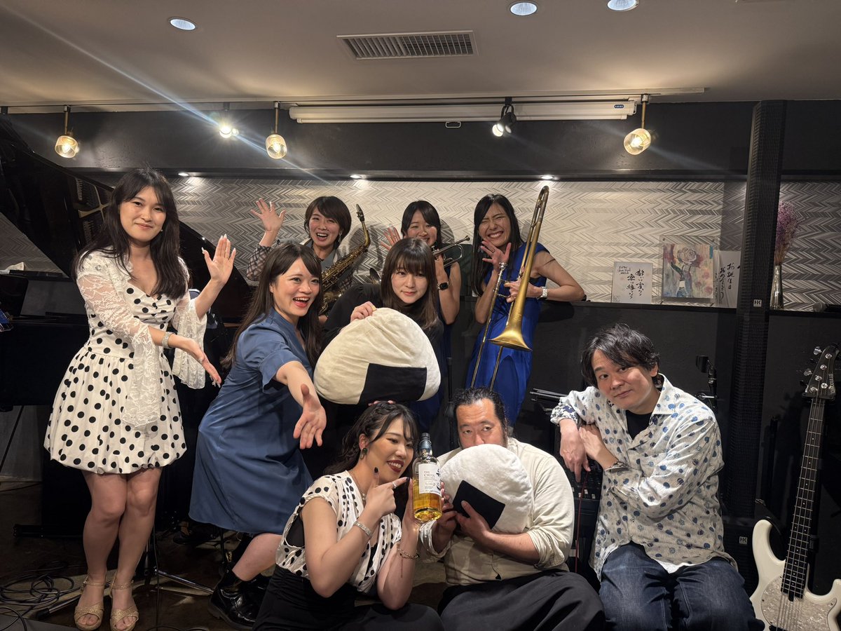 yuu_yuu_sun's tweet photo. 6月の保護者会 7/7 出席率100％
【歌謡女子LIVE！】@おむすびJazz/Snack神楽坂

ここには絶対に行かないだろうなぁ！
と思っていましたが😅

姫のお勧めの梅おにぎりを食べました🍙
豚まんは売り切れでカレーマンと焼売を食べました
※写真掲載は本人了承済み

#掃本南椎
#リトル南椎 https://t.co/RCu07aiK2Q