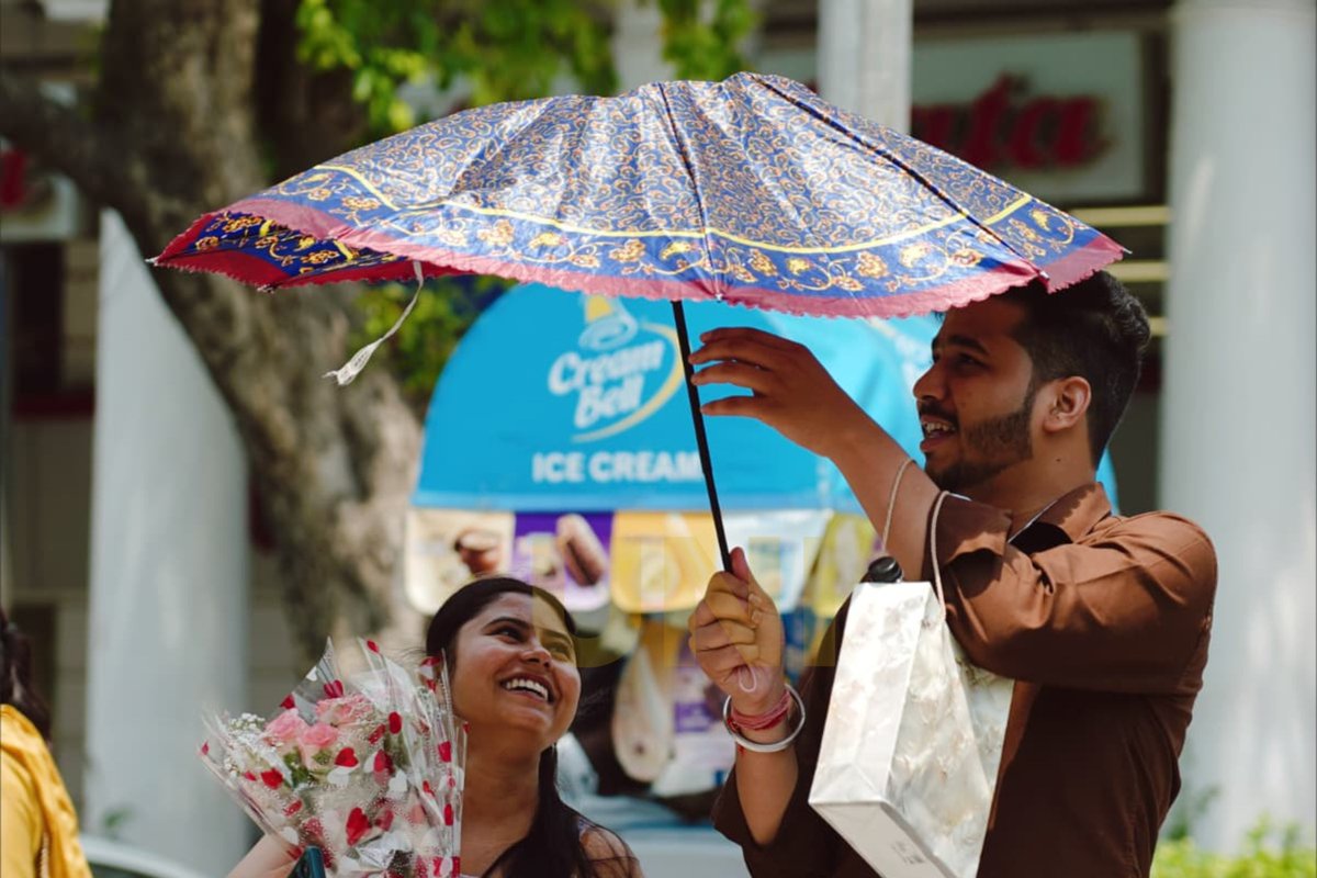 UNI_Photos's tweet photo. In Photos | People use umbrellas and scarves to shield themselves from the scorching heat at Connaught Place in Delhi (28/06).

📸: Ritik Sharma / UNI

#Delhi | #ConnaughtPlace | #DelhiHeatwave | #WeatherUpdate | #HeatWaves | #UNI https://t.co/y2j0iO7Zho
