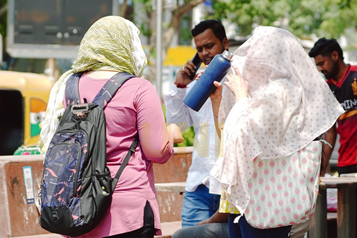 UNI_Photos's tweet photo. In Photos | People use umbrellas and scarves to shield themselves from the scorching heat at Connaught Place in Delhi (28/06).

📸: Ritik Sharma / UNI

#Delhi | #ConnaughtPlace | #DelhiHeatwave | #WeatherUpdate | #HeatWaves | #UNI https://t.co/y2j0iO7Zho