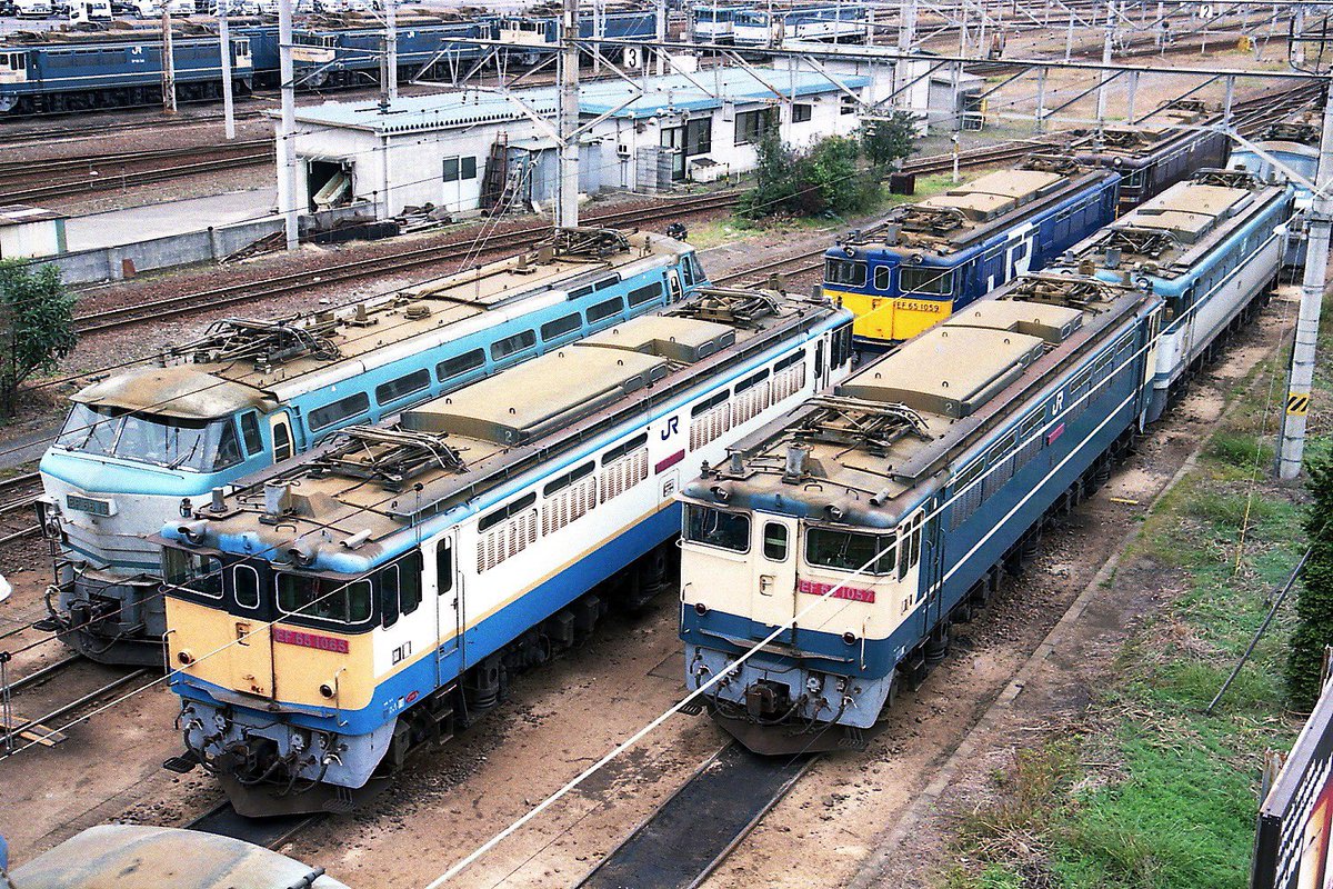 Hiroshi651059's tweet photo. 新鶴見機関区で出区を待つ国鉄型電機
#あんなゴロゴロいた時代が懐かしい https://t.co/e1AW933C6p