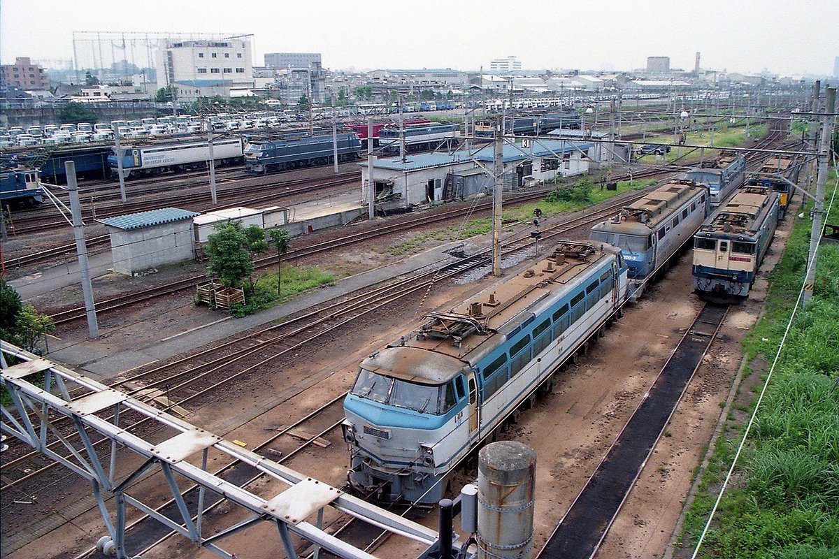 Hiroshi651059's tweet photo. 新鶴見機関区で出区を待つ国鉄型電機
#あんなゴロゴロいた時代が懐かしい https://t.co/e1AW933C6p