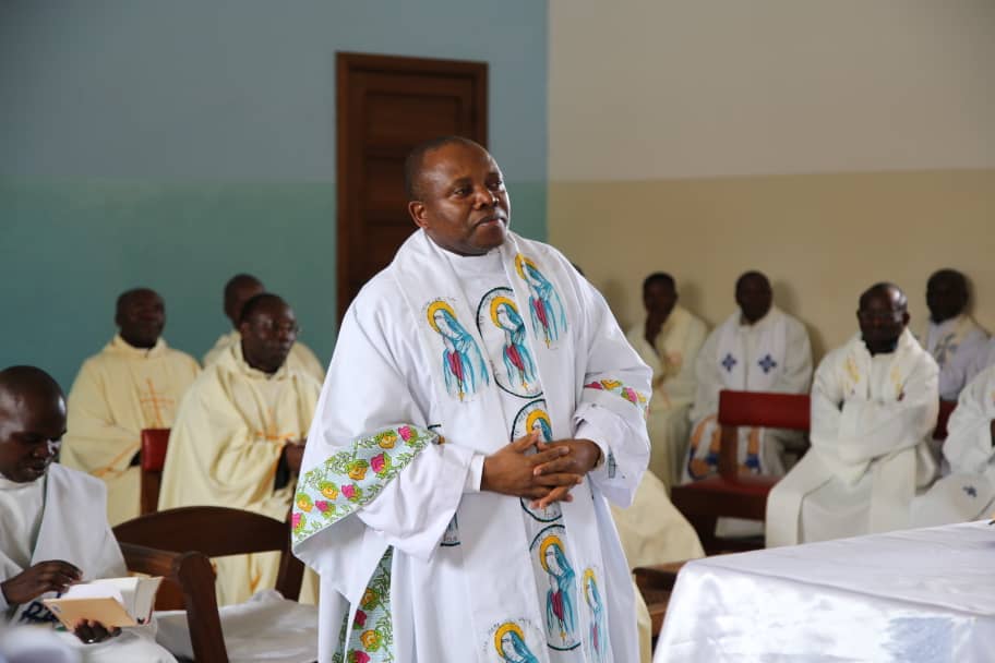 Muvulherd's tweet photo. 🎓 UCG | Commémoration du 10ᵉ anniversaire du décès de l'Abbé Malumalu Muholongu
Ce mardi 30 juin 2026, la Paroisse Universitaire Saint Cyrille d'Alexandrie de l'Université Catholique du Graben (UCG) organise une journée de prière et de recueillement en mémoire du Professeur Ordinaire Abbé Malumalu Muholongu, Recteur Honoraire de l'UCG et ancien Président de la CENI, à l'occasion du 10ᵉ anniversaire de son décès.

📅 Programme de la journée

🕙 10h00 : Célébration eucharistique à Tabora.

🕛 12h00 : Recueillement au Mausolée de l'Abbé Malumalu.

🎓 Après le recueillement : Poursuite des activités à l'Auditoire Malumalu, sur le site Horizon.

Cette journée sera un moment de prière, de mémoire et de reconnaissance envers une personnalité qui a profondément marqué l'histoire de l'Université Catholique du Graben et de la République Démocratique du Congo.

La Paroisse Universitaire invite toute la communauté universitaire ainsi que le public à participer nombreux à cette commémoration.

#UCG #AbbéMalumalu #Mémoire #UniversitéCatholiqueduGraben #Butembo #RDC