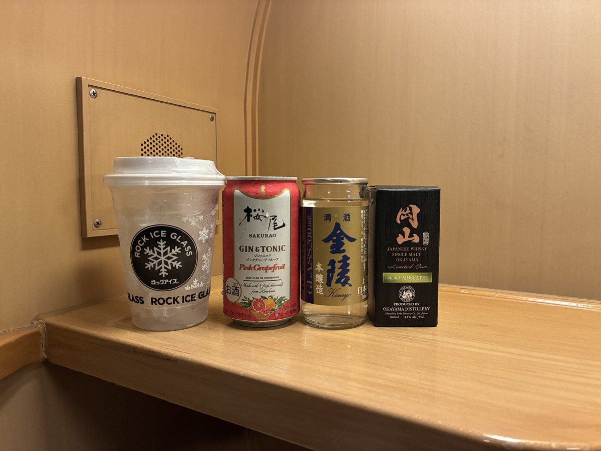 ted_bower's tweet photo. 桜尾蒸溜所の見学キャンセルから始まった長旅も最終章
悪天候の中、様々な予定外をアドリブで切り抜けて無事サンライズに乗車🌄

金曜夜から合流し、困難を共有し良い方向に導いてくれた盟友に感謝🫡
彼がいなければこの旅は成り立たなかった！

後は酒を飲みながら朝を迎えるだけ🥃 https://t.co/kEw8KX6WCv