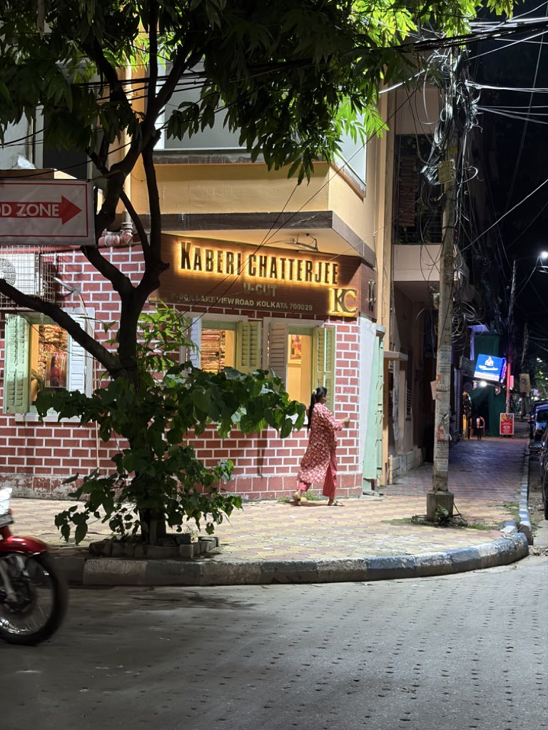 kaushikcbasu's tweet photo. Beautiful Kolkata.I know it’s a chaotic city but I must admit, I love it. https://t.co/uPNMgNbwSc