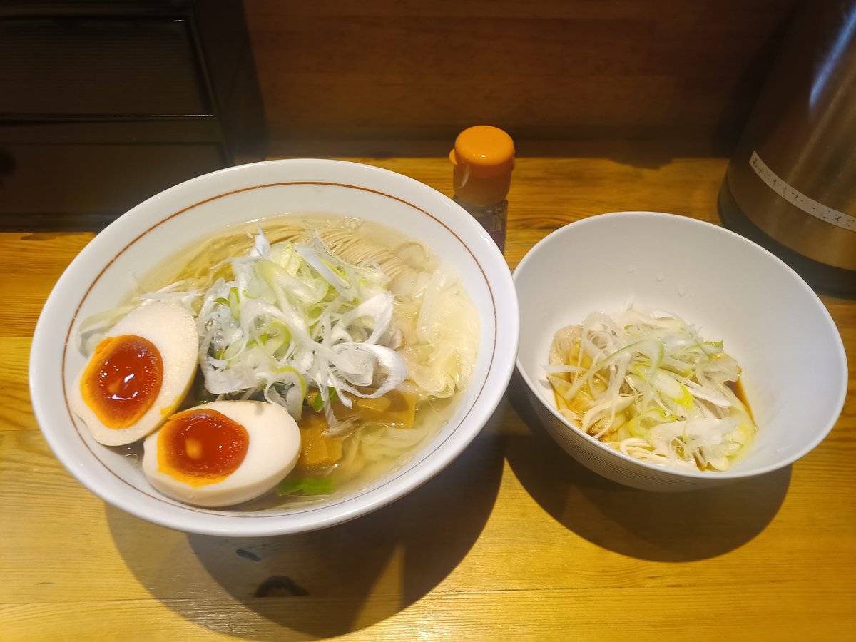 h58echigoya's tweet photo. 特製白ラーメンwith追い海老ワンタン 皿海老ワンタン@日本橋朱鷺 小伝馬町 
この週末は年に一度のワンタンまつり、というわけで今を朱鷺めくこのお店で海老ワンタンに海老ワンタンと海老ワンタンを重ねました
ほかの具に覆われているけど丼の中にも外にも海老ワンタンがぎっしり
#本日のワンタンメン https://t.co/6tq8EYS7RL