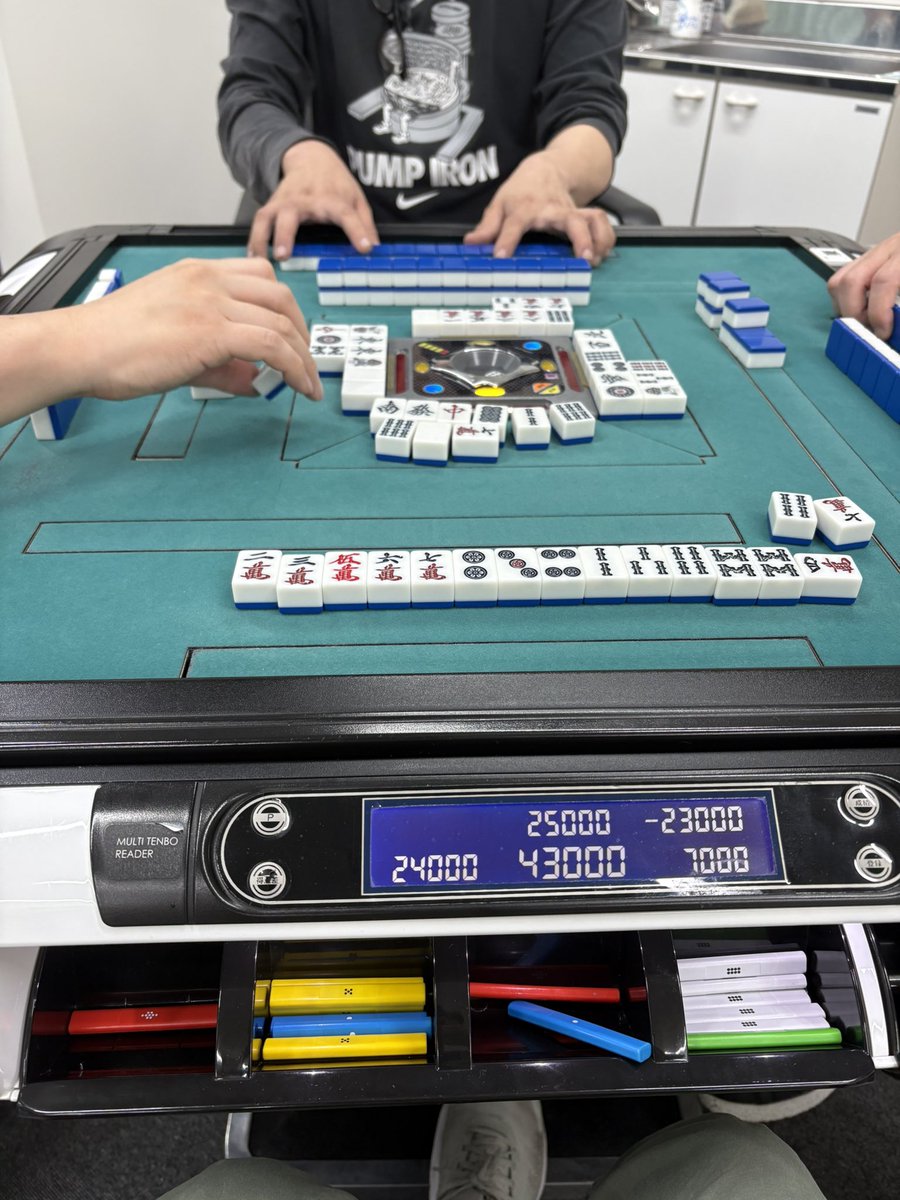 akase0108's tweet photo. 安目だと3飜しかないのでアトミックせずにリーチしたら一発で高目をツモって8000オールで逆転トップの図 https://t.co/0Hh6MFbNHg