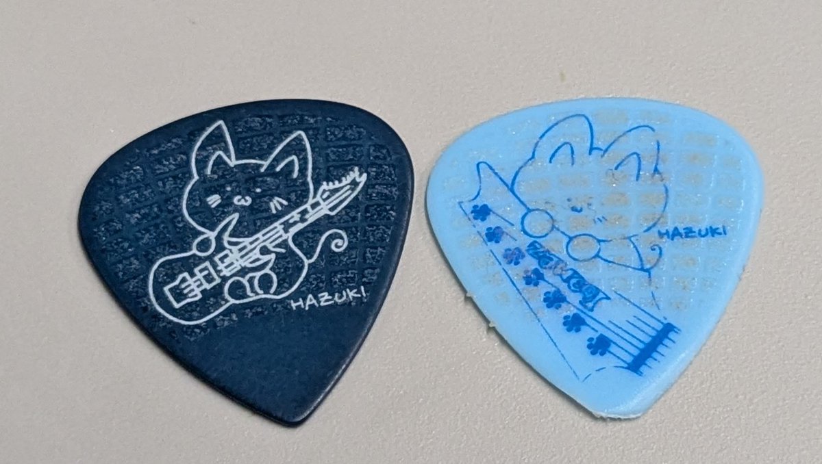 TsuchinokoArms's tweet photo. 約一年ぶりにライブ参加。2バンドとも初見でブチ上がり体力ほぼ0。いつもよりエグいぞ今日は。NOIZEの時にGETしたピックは隣の女性にあげ、徳を積んだので葉月のピックゲット出来るはず！
そしたらまさかの2枚ともゲット！神様仏様葉月様♡家宝にします🎸
#HINOE 
＃NEMOPHILA
#NOIZEMAKER https://t.co/ALZpUAET5n