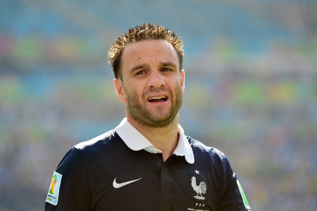 ActuFoot_'s tweet photo. 🚨 Mathieu Valbuena 🇫🇷 : « Le joueur le plus fort en 2014 ? INCONTESTABLEMENT LA PIOCHE. ⛏️🤩

Il était jeune (21 ans), insouciant, il avait une qualité à l'entraînement, en match, incroyable. 

Pff, IL AVAIT TOUT : l'aisance technique, la fougue, sa protection de balle, son jeu long, sa projection. 

Un joueur physique, complet. Malgré son jeune âge, le fait que ce soit sa première Coupe du monde, tu te disais : ''Mais c'est quoi son point faible, en fait ?" 🤣

Il y en avait d'autres, bien sûr, comme Karim. Benzema, c'était le plus fort techniquement, aucun doute. 100 % adroit devant le but. Une qualité de contrôle, de contrôle orienté. Il avait tout, Karim. » 

🎙️ @lequipe