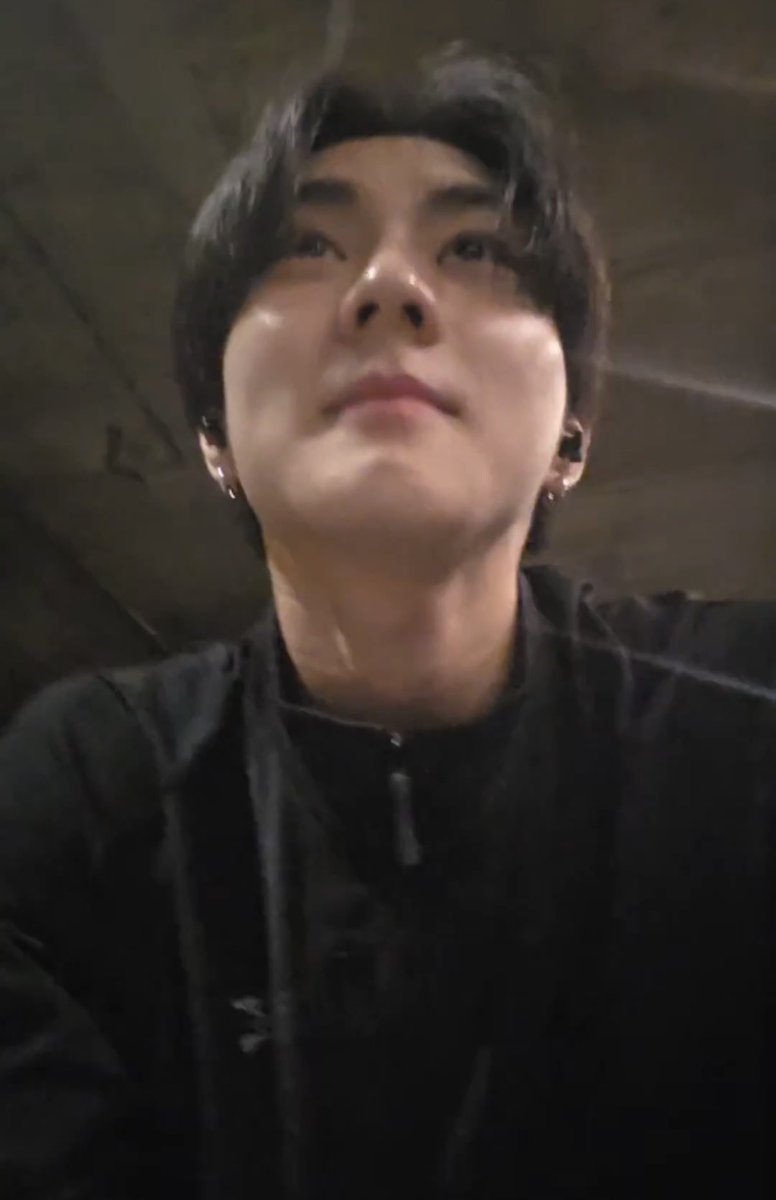 Lal9love's tweet photo. 주변 눈치보는 거 진짜 졸기이이잉😭 https://t.co/6rFc2VZLGO