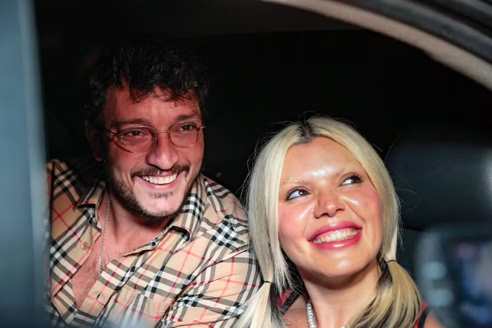 AccessDudaBeat's tweet photo. 🔥🌽 LINDOS! Duda Beat e Allan Souza marcaram presença ontem na tradicional festa junina da Anitta, no Rio de Janeiro.

Duda foi questionada se estará na 2ª temporada de 'The Voice', mas preferiu deixar o suspense no ar. O que vocês acham, ela volta ou não? https://t.co/vSJy6o9hHj