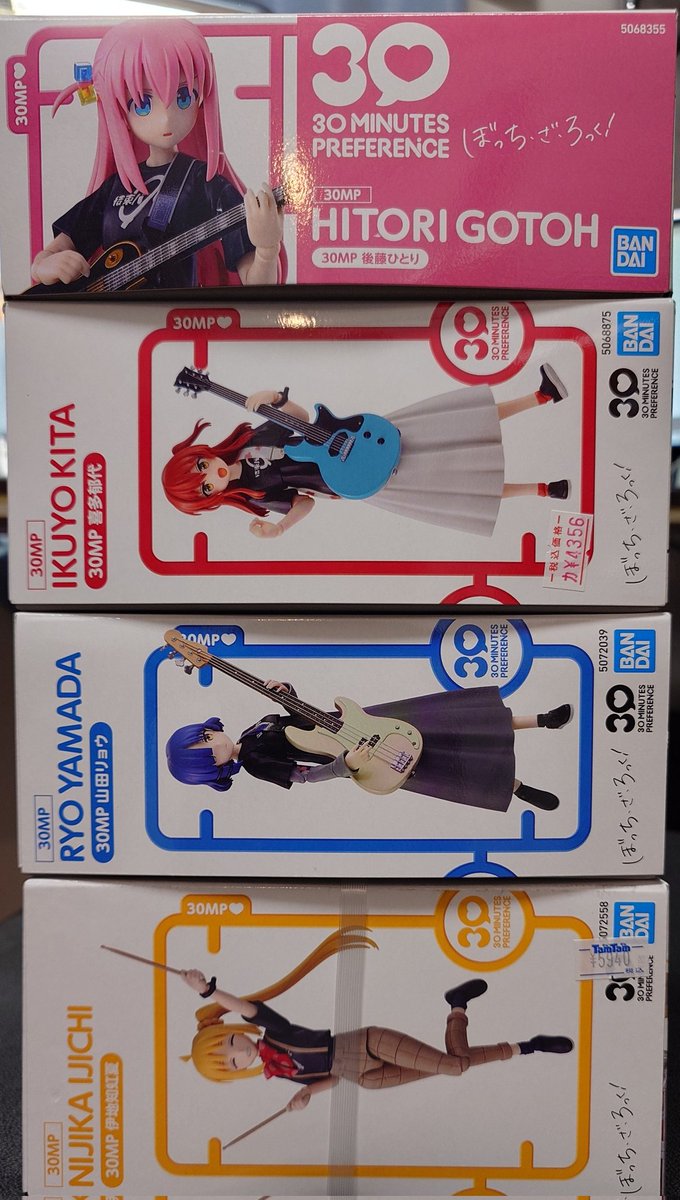 mugen_wing's tweet photo. 趣味の集合体、ぼっち・ざ・ろっく！のプラモデルが集まりました。
一番最初に出たぼっちだけ、箱のデザインパターンが違うのだな。 https://t.co/emeimKci3k