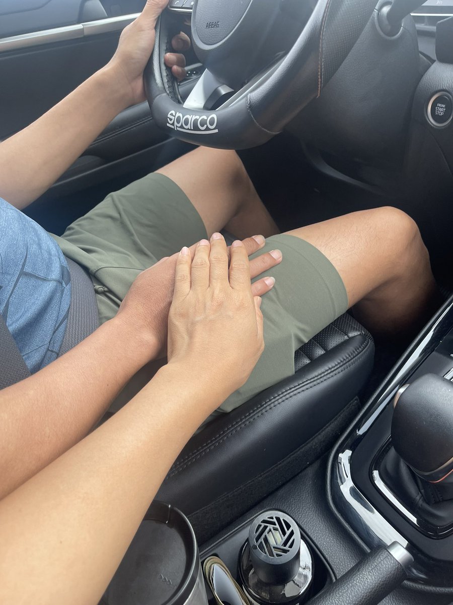 phuonglepro's tweet photo. Sàm sỡ a giai

Cảm ơn ổng vì ít nói ít cười nhưng dựa vào rất chắc. Người đã tự cầm tông đơ cạo trọc cho vợ trước khi vào toa hoá trị, cảm ơn vì khi tóc vợ mọc dài là hơn 2 năm ổng gánh cả giang sơn.

Người luôn trầm tĩnh lúc tui ngáo ngơ nhất
Người số lần tôi báo nhiều gần bằng sao trên trời
Ổng có lẽ kiếp trước nợ tôi rất nhiều nên kiếp này trả nợ tui