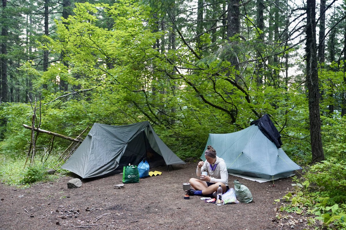 axyzworld's tweet photo. トレイルを歩き続けて、仲のよいハイカーに追いついた。3L水を補給して、数マイル登って、キャンプスペースに到着。飯食って早めに寝た。 https://t.co/FNReWRRpcA
