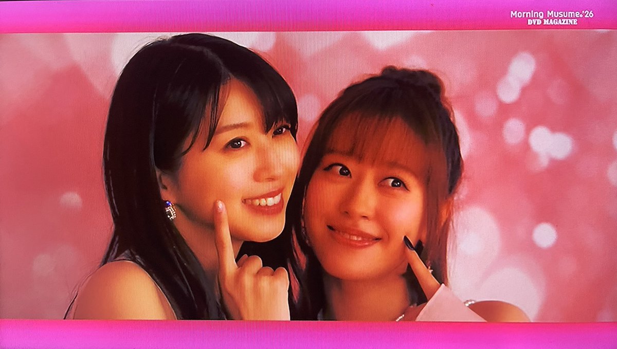 Supodoritime's tweet photo. 牧野真莉愛卒業メモリアル　
メンバーからのメッセージ
小田さくらちゃん

「真莉愛ちゃんは　あの　私のモーニング娘。に加入するオーディションの
結果　その後に真莉愛ちゃん入ってきたけど
その11期メンバーオーディションから
一緒にいるので　本当に　1番長い　
あの　ハロープロジェクトをみても
1番長いこと一緒にいるのが　
真莉愛ちゃんです

なんかまだ小田ちゃんと呼ばれていたし　
ふふっ
真莉愛ちゃん子供で　本当に子供で

なんか　私がいたその11期メンバーの
オーディションは
なんか　こう　結構助け合うオーディションだったんですよね　ライバルというか

ここどうやってやればいいのかな？小田ちゃんみたいな　聞かれて
こうだよっておしえて

なんかそれ以外のなんか　
歌・ダンス以外ことも　
本当に子供だったから　
本当に色んなこと教えてあげたりして

真莉愛もすごく覚えているんですよ
子供だったから

初めての刺激というんですか　
そのアイドルの合宿っていうので
真莉愛もすごく私の当時ことを覚えていて

本当にお互いの印象として
幼馴染のような感覚も持っている
メンバーです

でなんか　長くモーニング娘。として活動するようになってからは
やっぱこう　ステージに対する熱量とか　
これぐらい動きたいとか　
なんか　そういうのが一緒だった
なんか　私がちょっとやりすぎちゃったかなって　
あの　頑張りすぎたかなって思った時には

真莉愛がもっと頑張っているというのが
デフォルトだったんで　
それが　そこが共有できる関係でした

個人的には　「Fantasyが始まる」っていう曲が
真莉愛ちゃんが　あの　ポイントなる点とか　センターをつとめて

歌の難し　歌で目立つ所を　私が歌ってみたいなのを　こないだ2人でやった時に

なんか　別にダブルセンターってこう言われているわけじゃやけどつとめて
背中合わせで　真ん中にたってとかやった時に

私と真莉愛の　あの始まり方で
Kアリーナという場所で
この曲をこうやってパフォーマンスする日が来たんだなーと思って
多分あの一回きりだと思うけど
すごい感慨深くなりました

もう　すごくいい仲間に出会えて幸せでした
真莉愛ちゃんの卒業後の幸せも祈っています」

小田ちゃん「真莉愛ちゃん私より小さかったんですよ」
真莉愛「140cm 小田ちゃんっていって」
小田ちゃん「小田ちゃん」