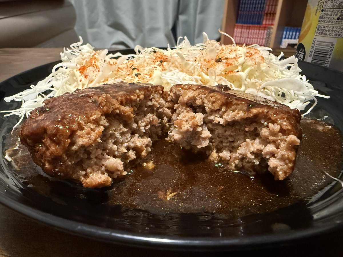 th_th_er34's tweet photo. 皆様お疲れ様です。

昨日のテレビを見てて、気になってしまったミーハーでございます😅
普段、豚の挽肉メインのハンバーグを作ってるので、牛肉メインのハンバーグはやっぱ力強さというか肉肉しさを感じることができますね〜。これはこれで美味しいです👍
#金のハンバーグ
#ジョブチューン https://t.co/K4hZchPRFW