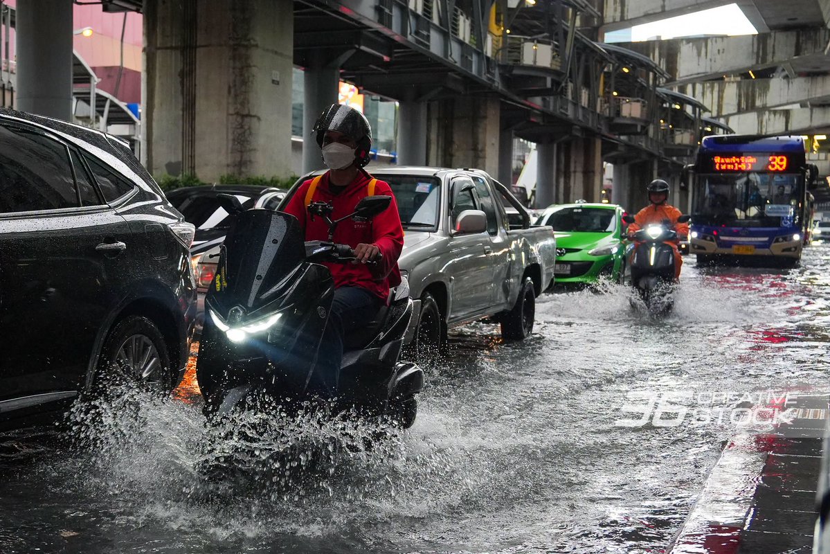 vnomenon's tweet photo. สื่อทำข่าว "วิถีคนกรุง ฝนตกน้ำท่วม" 5555

คือ เข้าใจธรรมชาติเมืองทันที

ลองถ้าผู้ว่าเป็นคนอื่นเหรอ ด่า เหยียบจมดิน

วิปริตมาก https://t.co/zFmYmVNlTL