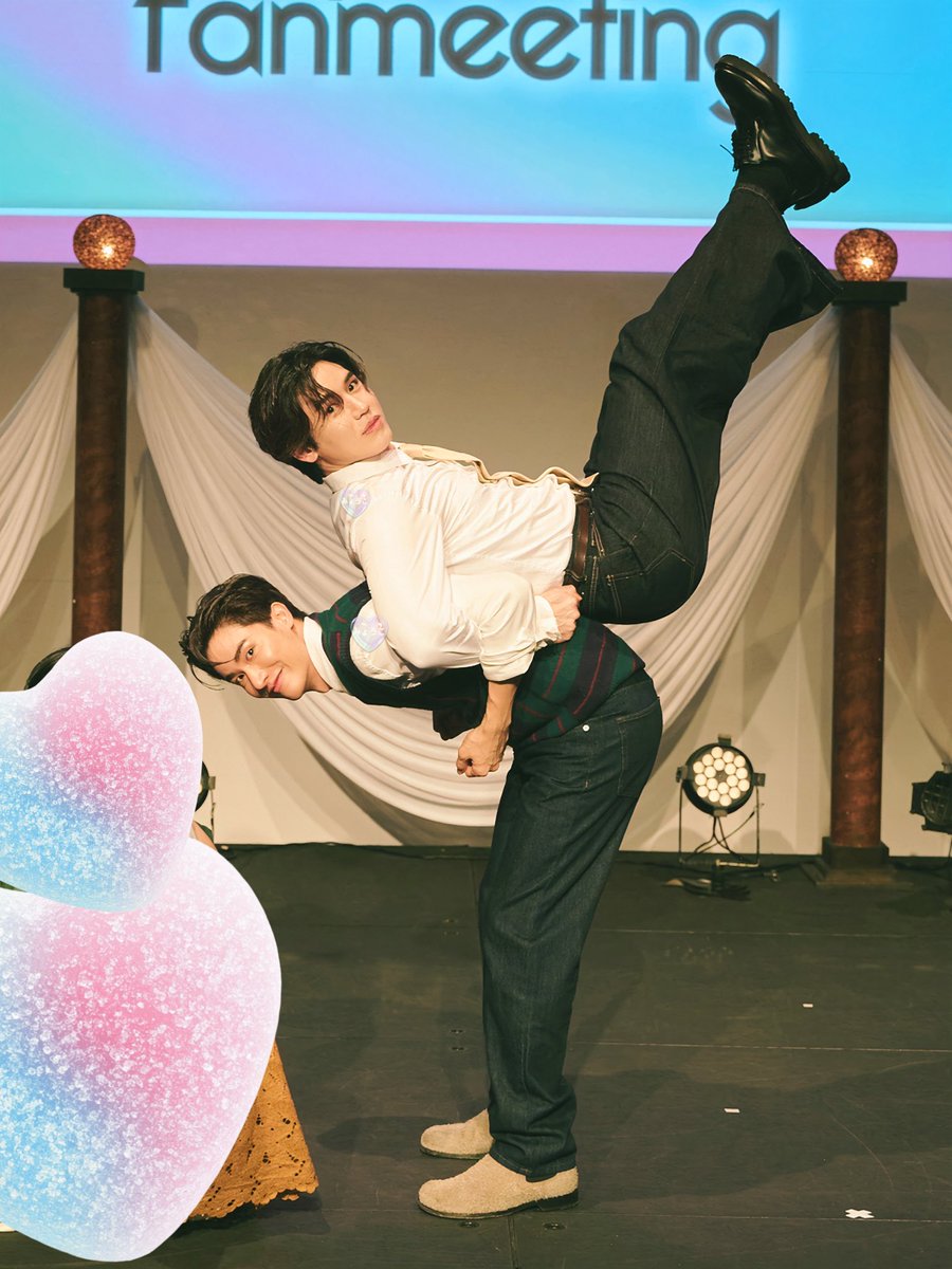 myouko_ganpuku's tweet photo. I’m not joking, but I think I might be the first Japanese person to get them to do this pose for a 2:1 photo.😆💕

#TayNew #Tawan_V #Newwiee https://t.co/UoNOgPVvN8