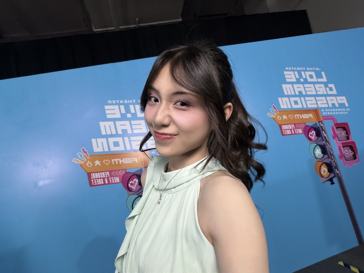 Michie_JKT48's tweet photo. terima kasih banyak untuk M&amp;G dan 2shotnya di Surabaya todayyy!! so happy to wrap up my first city for my first theater sementaraaa <333 seeee u when i seee u again sby ❤️ https://t.co/AjoY2fbjXd
