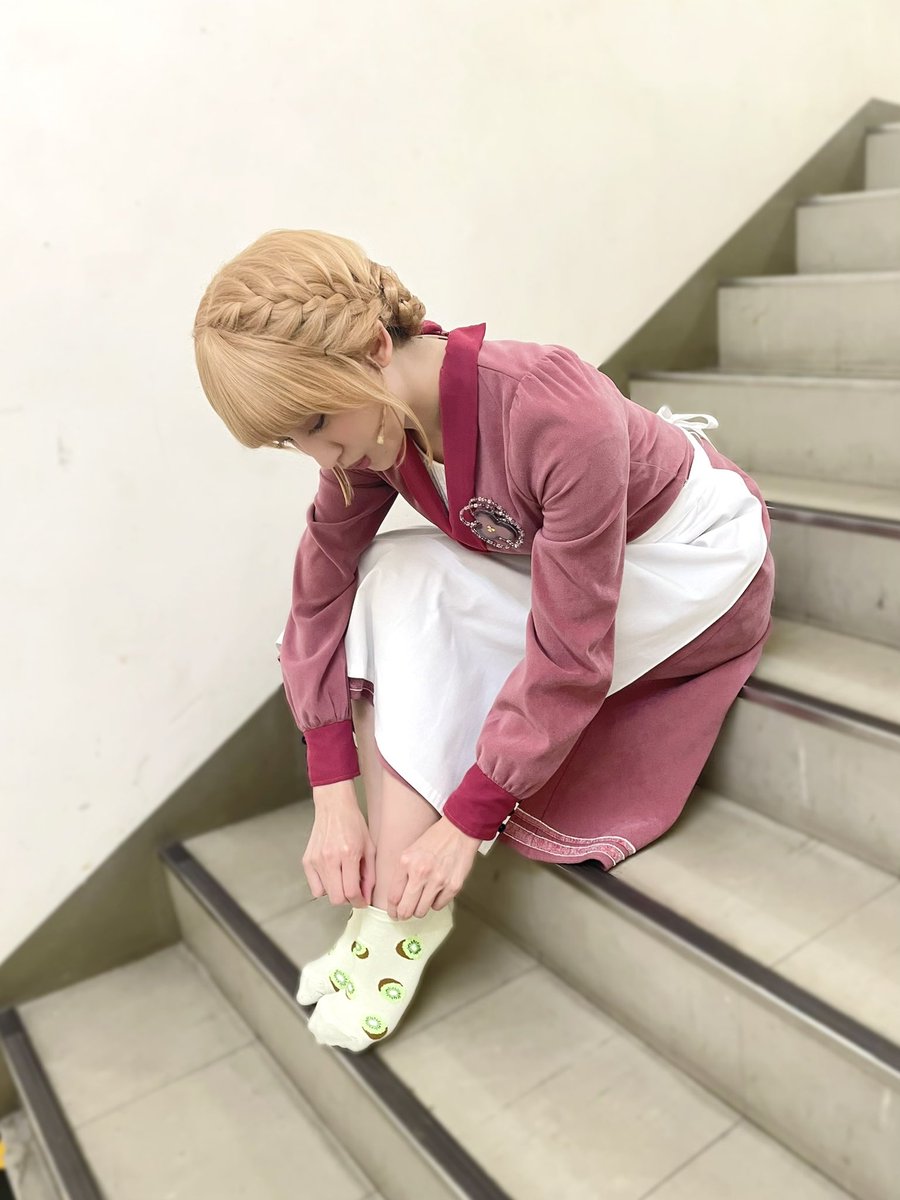 nanakikanon's tweet photo. ミュージカル『憂国のモリアーティ』緋色の研究 Reprise
Repチームも初日の幕があがり、カンパニー皆様の素敵なところが
ここからたくさんの方に届き広がってゆく
嬉しい日々が続いていきますね。
休演日明けはRepチームから😌

開演前に良さんに見つかったキウイの靴下、
言わないで！！！
#モリミュ https://t.co/UBwn7mt0U9