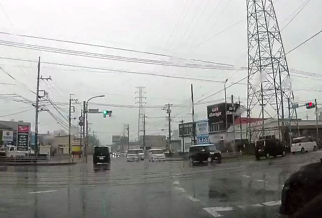 kobugahara's tweet photo. 雨の休日のベルモール周辺。
陽東3丁目は交差点をまたぐ渋滞で、産業通り側からは右左折とも大変な状況。
北側の柳田街道も渋滞し、ぐるっと石井号も思うように進めない様子。
軌道敷を路線バスや地域内交通も通行できればとも思いますが…。今後の複合施設開業でさらに混雑しないか気になります。 https://t.co/jm2Nd331NI