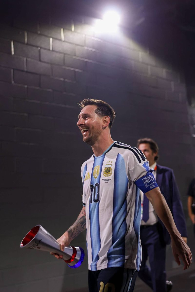 neygurll69083's tweet photo. I just realized Messi is going for only the World Cup records he didn’t have.

▫️He has never scored a World Cup Hattrick, now he has against Algeria
▫️He has never scored in every group stage match, now he has
▫️He has never won the World Cup golden boot, he’s currently the top scorer at the World Cup 
▫️He has never won the World Cup twice, he’s about to do it😭❤️