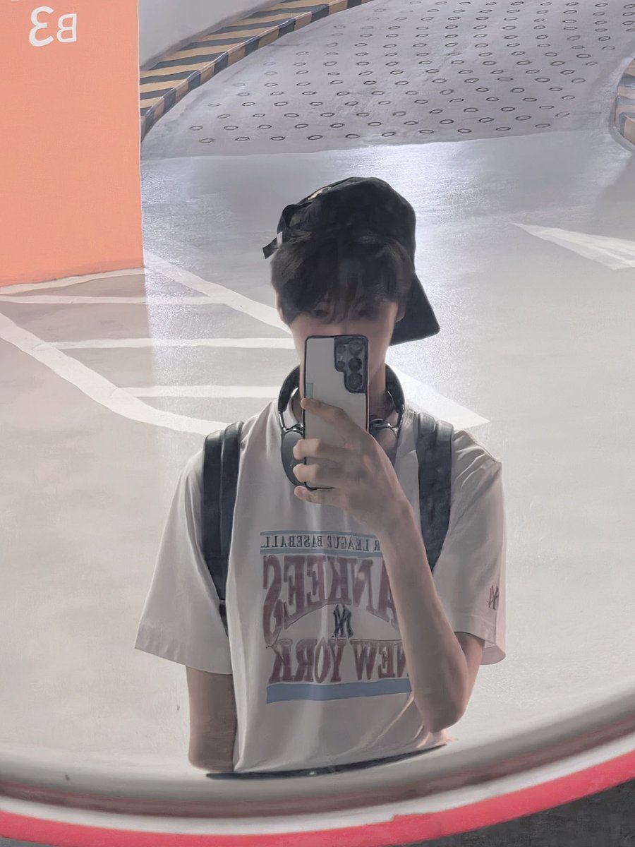 Ygounjae's tweet photo. I was only taking a quick mirror selca, but the cap, headphones, and backpack made me feel like a tiny main character on a secret night run ♡ kinda shy, kinda sporty, kinda cute hehe (˶ᵔ ᵕ ᵔ˶)₊˚⊹ https://t.co/I3vV1cIw8r