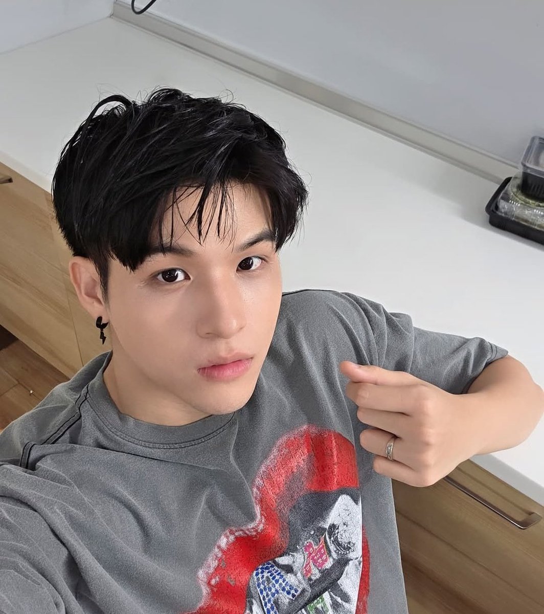 SAlNTSHINS's tweet photo. close enough welcome back fancon era showoff sky wongravee https://t.co/Y6CxvF8oA5