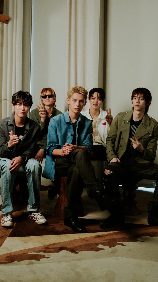 foxsmiles_'s tweet photo. they’re just doing billboard interviews but James is out here serving face card like he’s sitting front row at a fashion show https://t.co/OZXBr5H7Pj