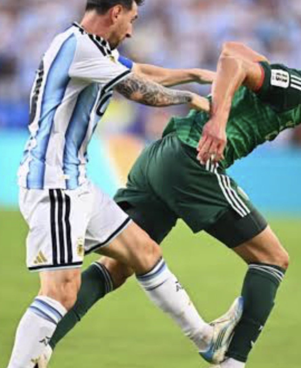 lordtankmx's tweet photo. El VAR si ve esto pero no ve el tachón de Messi sobre la pierna de un jugador del otro equipo… terrible la FIFA https://t.co/TuZo8sOU6U
