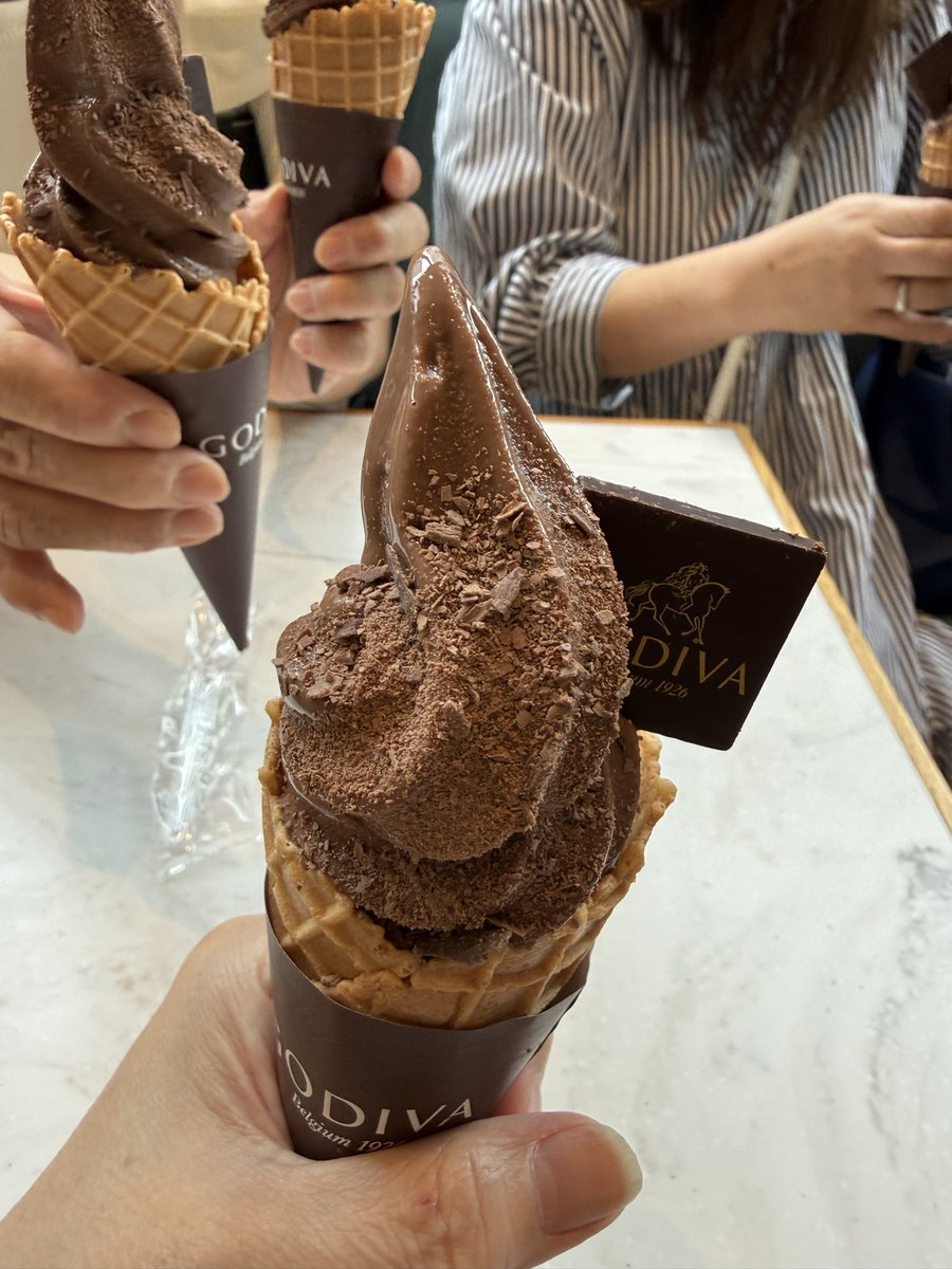 feb1728's tweet photo. 行って来たぁ
1つ買うと
もれなくもう１つ
#GODIVA https://t.co/3G52Khnnxc