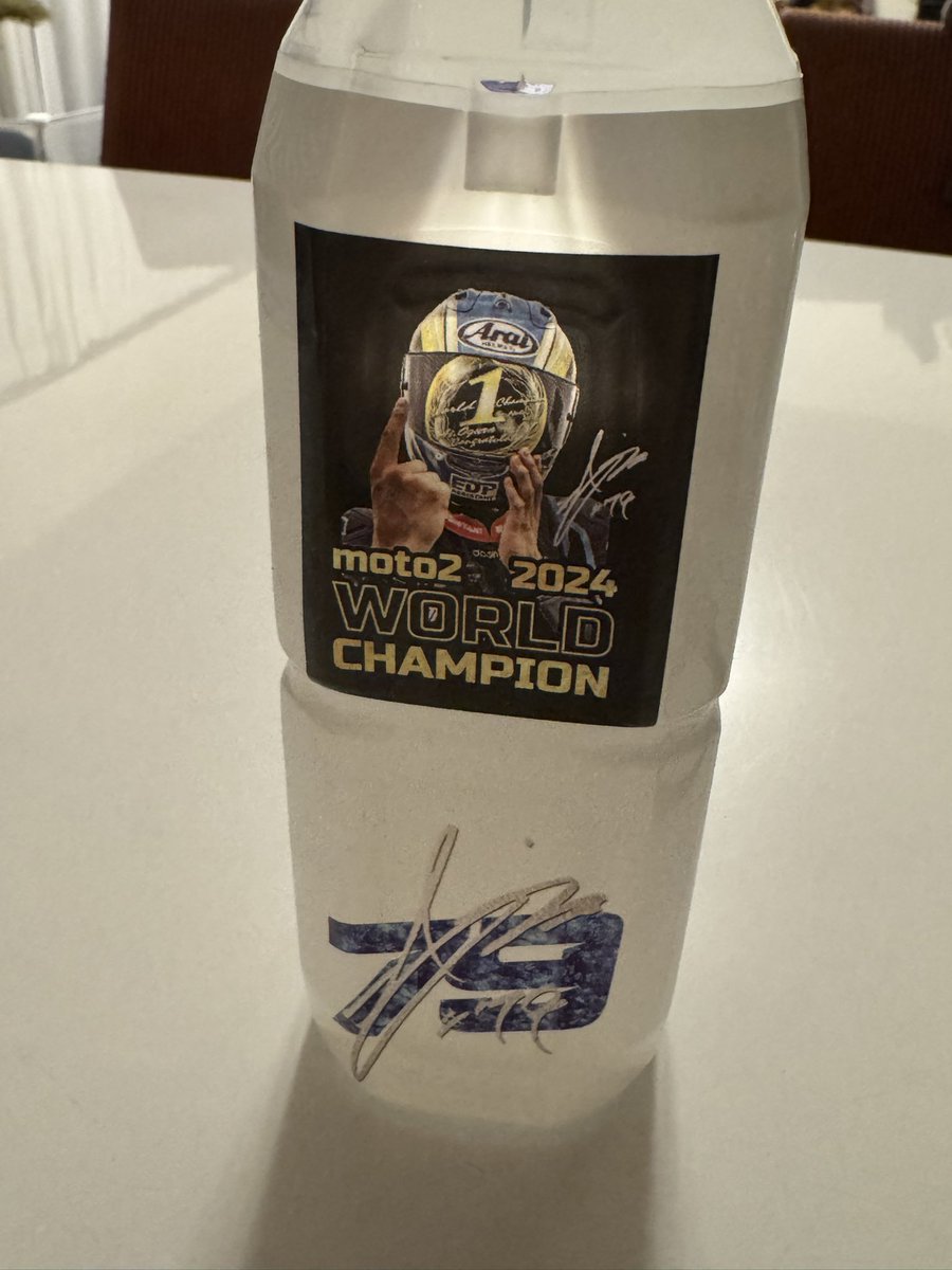 morinoki28's tweet photo. ついにこの水を飲む時がやってきた🍀*゜
 #MotoGP  #小椋藍 
@AiOgura79 https://t.co/kcRoKzpaXJ