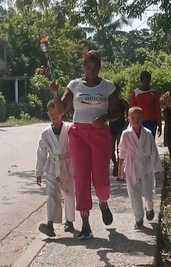 InderTames's tweet photo. 🇨🇺🔥 GLORIAS DEPORTIVAS ILUMINAN LOS JUEGOS ESCOLARES 🔥🇨🇺

Y no podía ser de otra manera: encabezaron el desfile nuestras glorias del deporte:
🏅 Yusmeri Pacheco
🏅 Raisa Beltrán
🏅 Eveli Cipriano https://t.co/xJDhwhR6ow