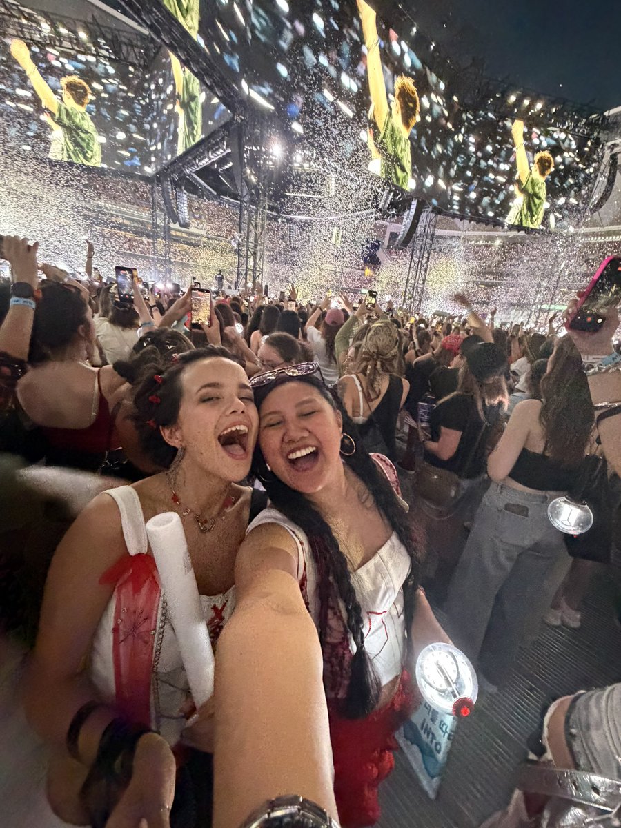 kidultguk's tweet photo. chicas que feliz he sido, después de 7 años siendo army por fin les he visto por primera vez y en  compañía de las mejores ❤️‍🩹💟😭 https://t.co/LrFUHFKfdf