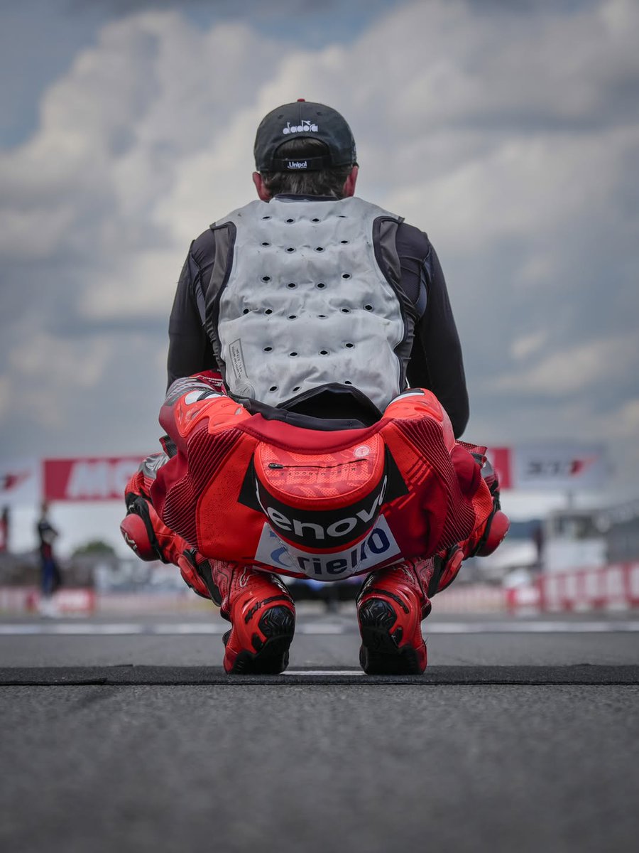 yaizaolivera's tweet photo. Y ya, en dos semanas Sachsenring. Un circuito que se le da bien a Marc.

En dos semanas, tengo la certeza que se va a recuperar su físico.

Es un guerrero, un león con cicatrices que no se rinde. 

Forza Marc 💪🏼❤️‍🔥🐦‍🔥✨ 
@marcmarquez93 #DutchGP 🇳🇱 #MotoGP https://t.co/ub1p0cLEQD