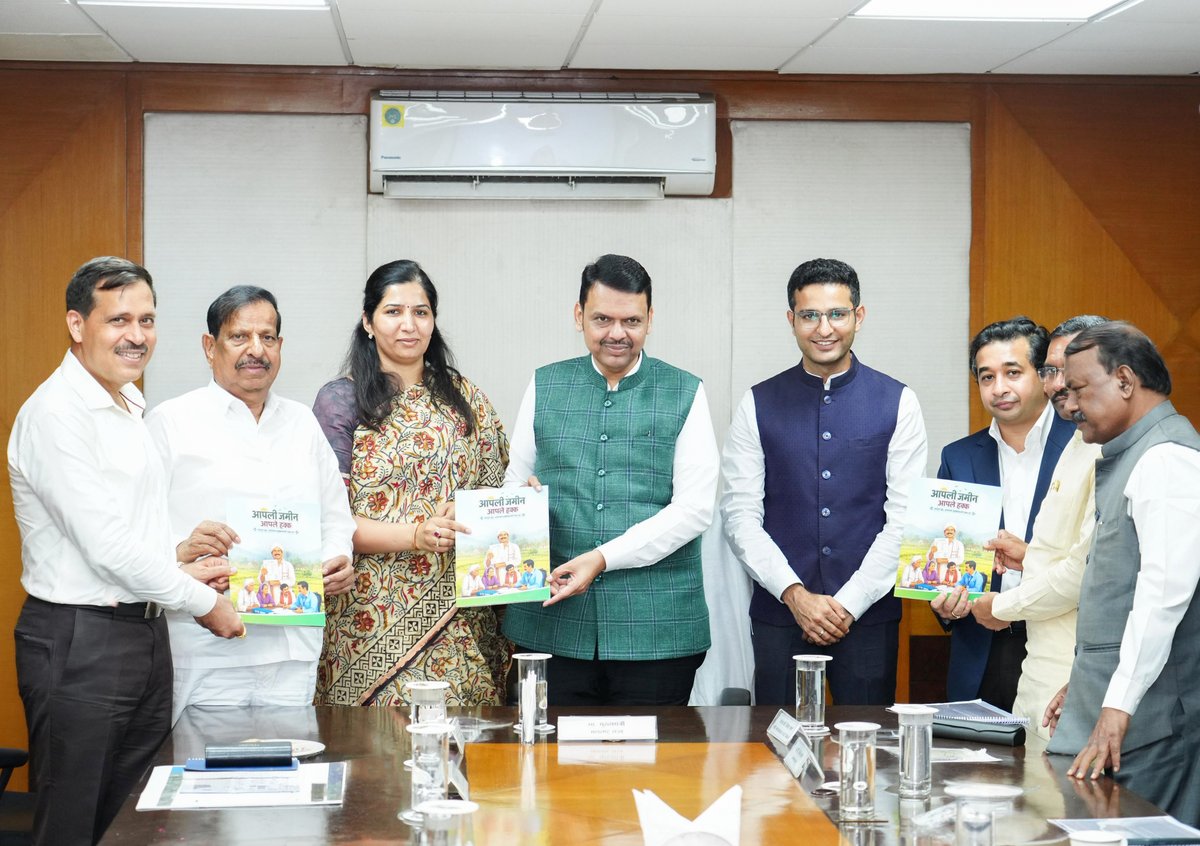 CMOMaharashtra's tweet photo. मुख्यमंत्री देवेंद्र फडणवीस यांनी आज तारापूर, पालघर येथे 'आपली जमीन, आपले हक्क' या कॉमिकचे प्रकाशन केले.

विद्यार्थ्यांनी आपल्या कुटुंबांसाठी मार्गदर्शकाची भूमिका निभावत वैयक्तिक व सामूहिक वनहक्क (वनपट्टा) तसेच विविध शासकीय योजनांचा लाभ मिळविण्यासाठी आवश्यक कागदपत्रांची पूर्तता करून हातभार लावावा, यासाठी त्यांना प्रोत्साहित करणे व प्रशिक्षित करणे हा या कॉमिकचा मुख्य हेतू आहे. यामुळे कायदेशीर नोंदी अद्ययावत करून आदिवासी समुदाय अधिक सक्षम होण्यास मदत होईल.

यावेळी मंत्री गणेश नाईक, मंत्री नितेश राणे, खासदार डॉ. हेमंत सवरा, आमदार राजेंद्र गावित व वरिष्ठ अधिकारी उपस्थित होते.

@Dev_Fadnavis @NaikSpeaks @NiteshNRane @drhemantsavara @rajendra1gavit
#Maharashtra #DevendraFadnavis #Palghar