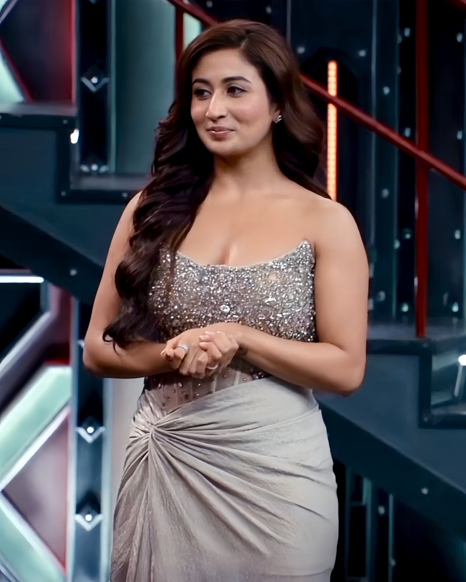 Shreyaxlockup's tweet photo. The fire never scared her, as there always burned a flame much stronger within her!! 🔥🤍

Catch her in action every Saturday to Wednesday at 8:00pm only on Netflix Lock Upp: Sach ya Sazaa. 
@NetflixIndia 

#ShreyaKalra #ShreyaKalraLockUpp #LockUpp #LockUppSachYaSazaa https://t.co/X4vQ21hGhS