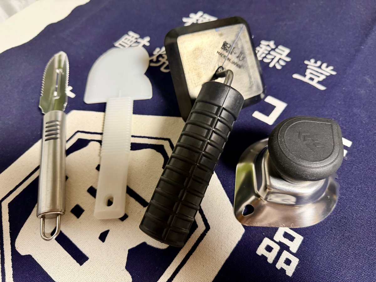 hidetora_19's tweet photo. ネットでは未だ入荷待ちが続く
「ダイワ 爽快血合い取り」(税込2,499円)

津本式で似た形の血合い取りがありますが
税込17,050円はお高いですね…
注)こちらも売り切れ状態
注)ホースを繋げて先端から水が出るなど高性能

さて魚釣ってウロコ取りの爽快さを実感せねば！

#津本式の包丁は愛用してます https://t.co/X4DFaRUVOn