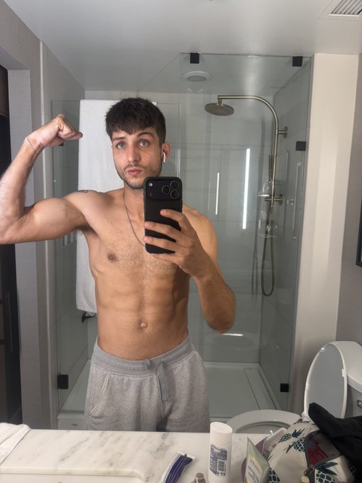 Elliot Finn - Lick me 👅 https://t.co/bCm6M9U7es