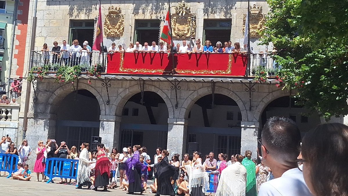 EntzuixuLekitto's tweet photo. #Entzuixu! #Lekeitio’ko @eajpnv’k EH Bilduk San Pedroetan ordezkari instituzionalei egindako boikota salatu du https://t.co/90omD7ji6A https://t.co/lU6V0BDqzB