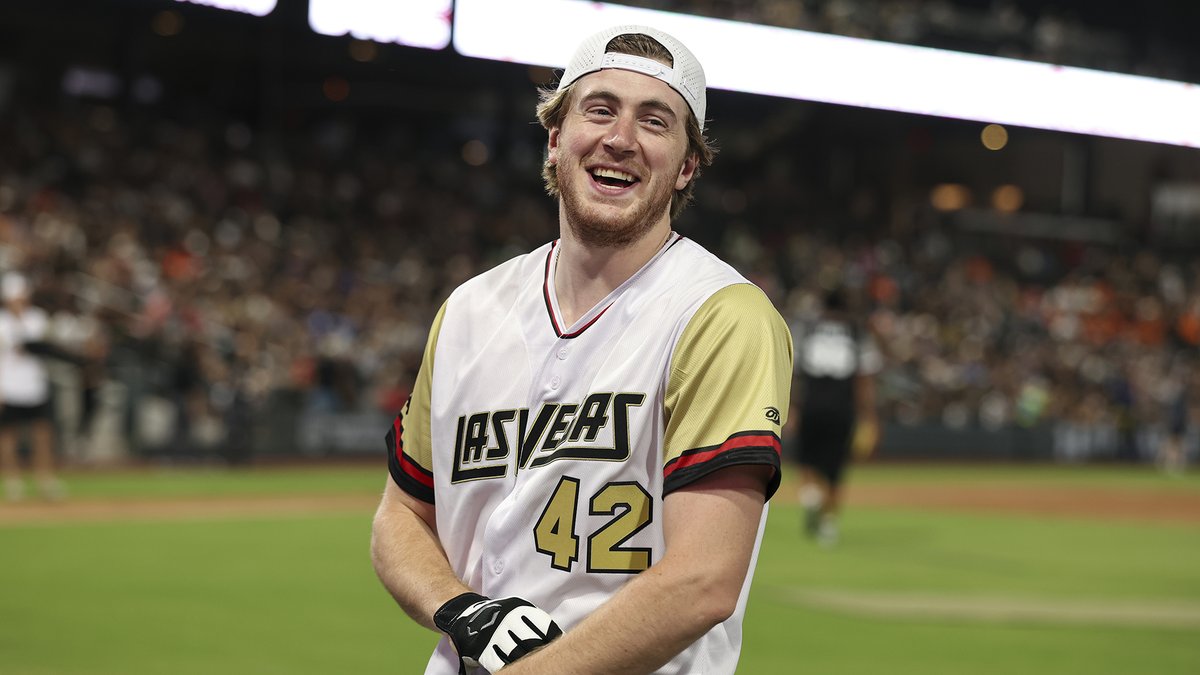 GoldenKnights's tweet photo. Great Knight at @thelvballpark supporting @battleforvegas! ⚔️🥎 #VegasBorn https://t.co/RdwvAj5Htm