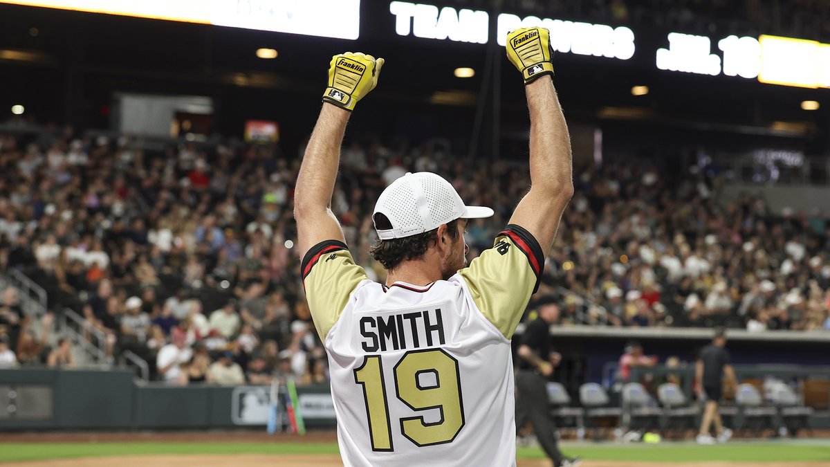 GoldenKnights's tweet photo. Great Knight at @thelvballpark supporting @battleforvegas! ⚔️🥎 #VegasBorn https://t.co/RdwvAj5Htm