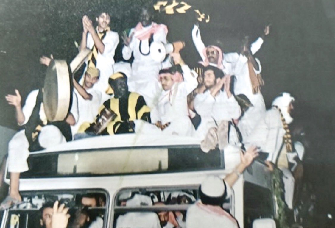 wiily018's tweet photo. #خروج_سندي_مطلب_الجمهور58
#خروج_سندي_مطلب_الجمهور58
#خروج_سندي_مطلب_الجمهور58
#خروج_سندي_مطلب_الجمهور58

السلام عليكم ورحمة الله وبركاته 
متى بتخرج @FahdCynndy 🤷🏻‍♂️
شاهد الصورة تواضع صاحب السمو الملكي  #طلال_بن_منصور  يرحمه الله مع الجمهور 

في كل تاريخ #الاتحاد خلال 100 عام لم ينجح رئيس لايحترم الجمهور وانت احدهم 

استمرارك يعني استمرار للفشل وهدم لفريق كرة القدم و تردي النتايج على صعيد جميع العاب النادي 
استمرارك سوف يكون سبب في عزوف الجمهور عن الحضور كما حصل الموسم الماضي