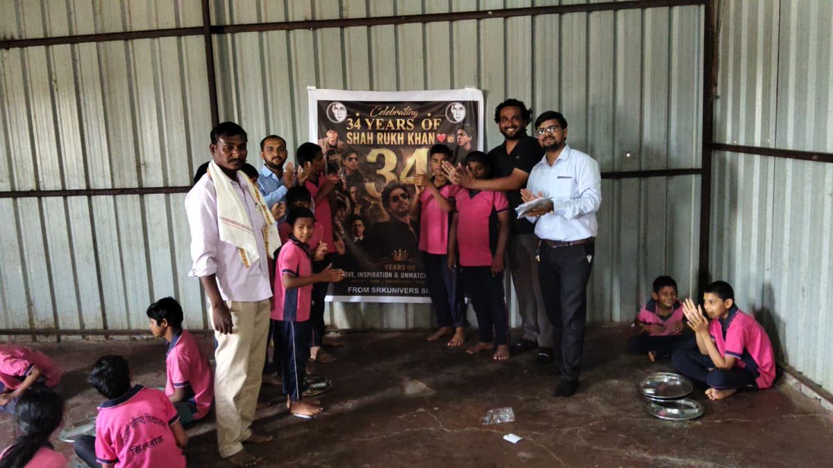 SRKUniverse's tweet photo. Celebrating 34 years of King Khan with little ones! ❤️ SRK fans from #Silod marked the occasion with, books, stationery, and lots of smiles, making the day truly special. 👏🏻

#34YearsOfKingSRKsRule

@iamsrk @nisarsrk

#KING #ShahRukhKhan #SRK #KingKhan #ItsKingTime https://t.co/ooCaX7Wf26