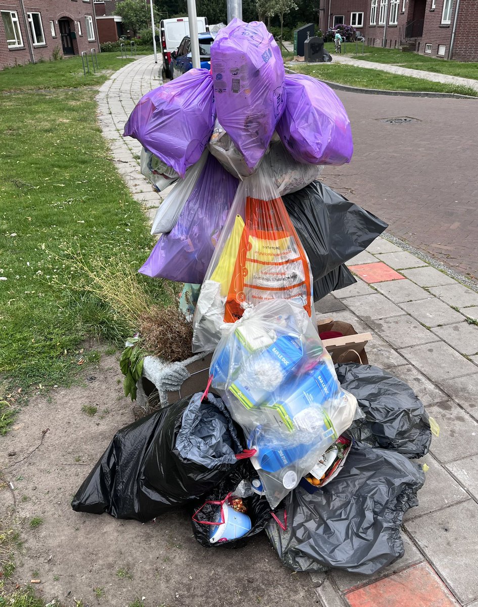 afvaldumping074's tweet photo. Zondag 28 juni 2026 Bloemenbuurt. Het blijft een zooitje in de @gemeentehengelo 
@Twentemilieu @TubantiaHengelo @BBHengelo @VVDHengelo @CDAHengelo @D66Hengelo @SP_Hengelo @GLHengelo @Han_Daals @sanderschelberg @GLHengelo @cuhengelo @PVV_Hengelo @BennoBrand @AnnemiekeTraag https://t.co/1suj7qZFc7