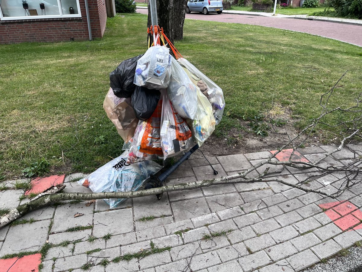 afvaldumping074's tweet photo. Zondag 28 juni 2026 Bloemenbuurt. Het blijft een zooitje in de @gemeentehengelo 
@Twentemilieu @TubantiaHengelo @BBHengelo @VVDHengelo @CDAHengelo @D66Hengelo @SP_Hengelo @GLHengelo @Han_Daals @sanderschelberg @GLHengelo @cuhengelo @PVV_Hengelo @BennoBrand @AnnemiekeTraag https://t.co/1suj7qZFc7