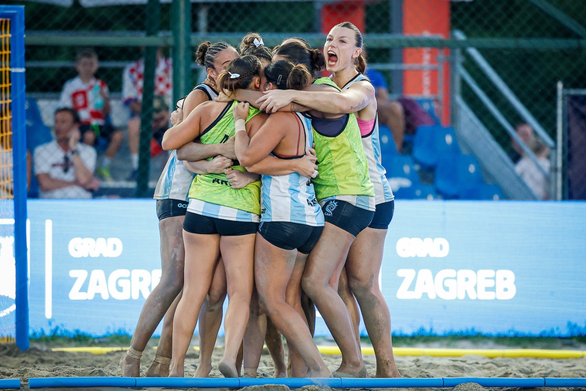 CAHandball's tweet photo. ¡EL ABRAZO DE TODO UN PAÍS! 🇦🇷🏆

Las Kamikazes son CAMPEONAS DEL MUNDO. La de oro se viene para casa  🥇 https://t.co/4TL2ffFlmN